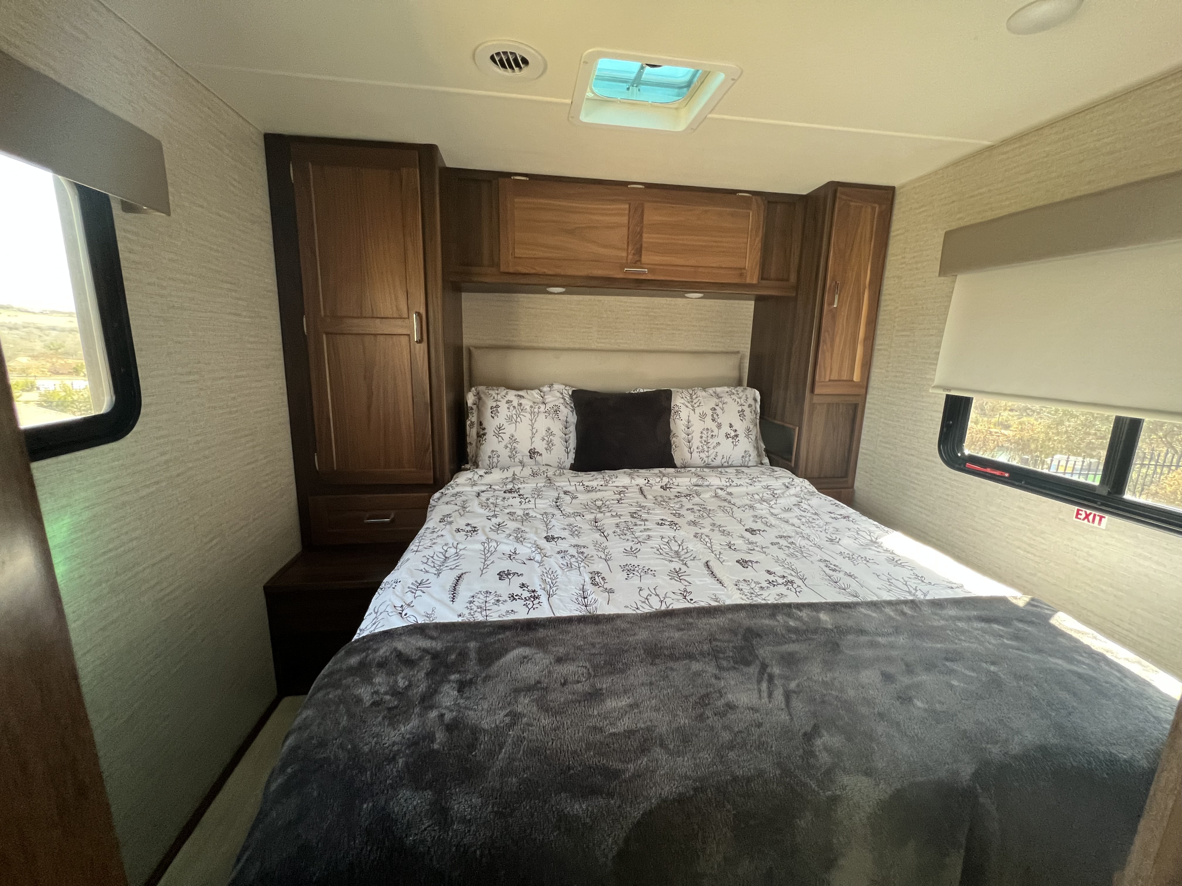 Queen size bed with Tempurpedic mattress topper . Winnebago Minnie Winnie 2023