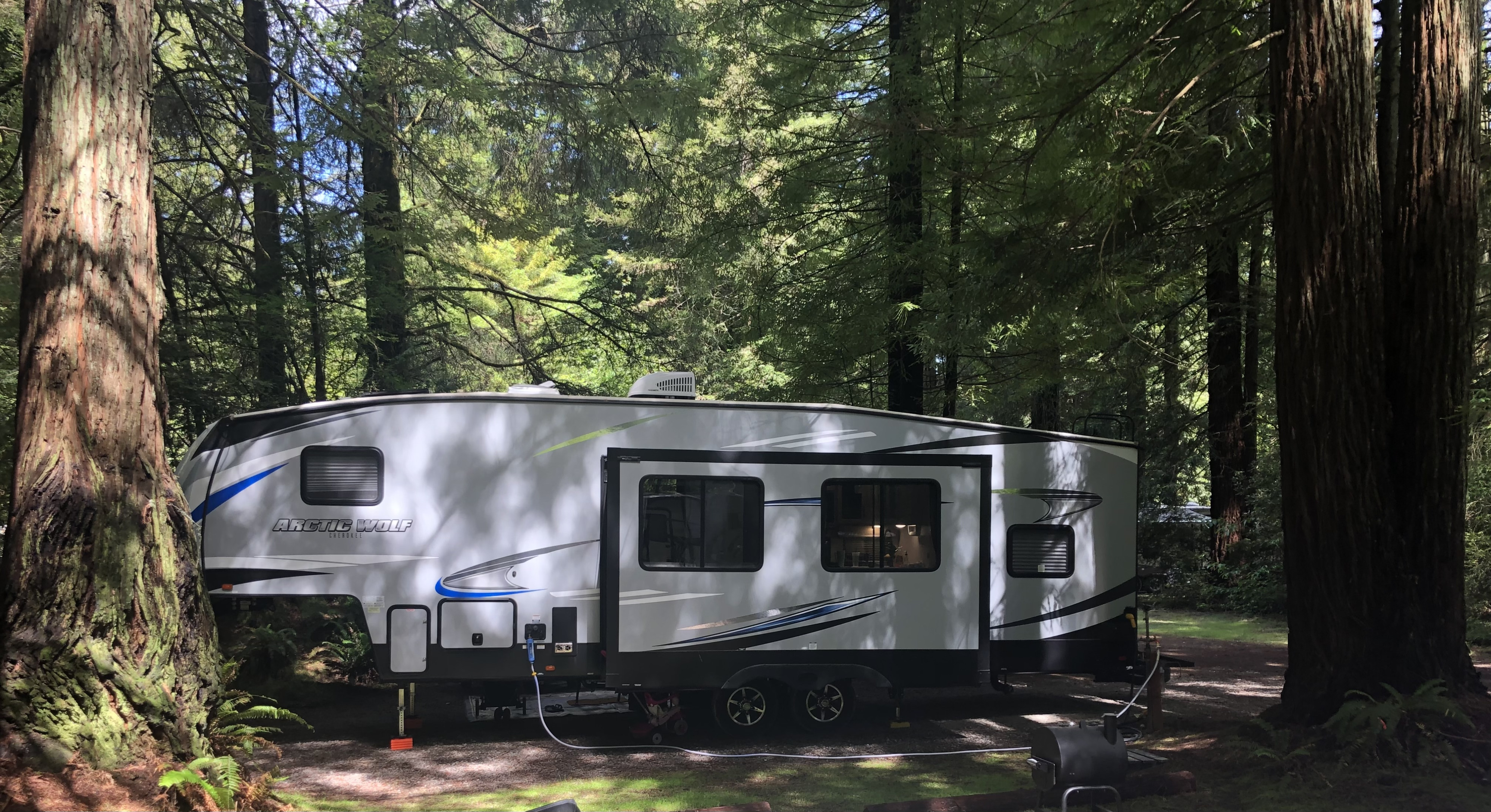 New fifth wheel sleeps 10! Enclosed bunk house!