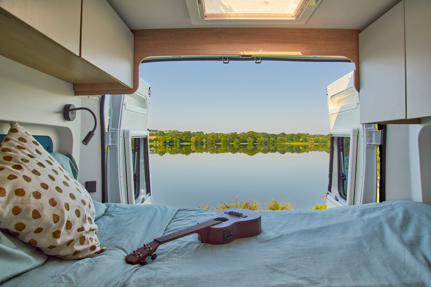 Unwind in a cozy RV rental! Panoramic lake view from the bed with a ukulele for peaceful moments.. JOA 60G 2023