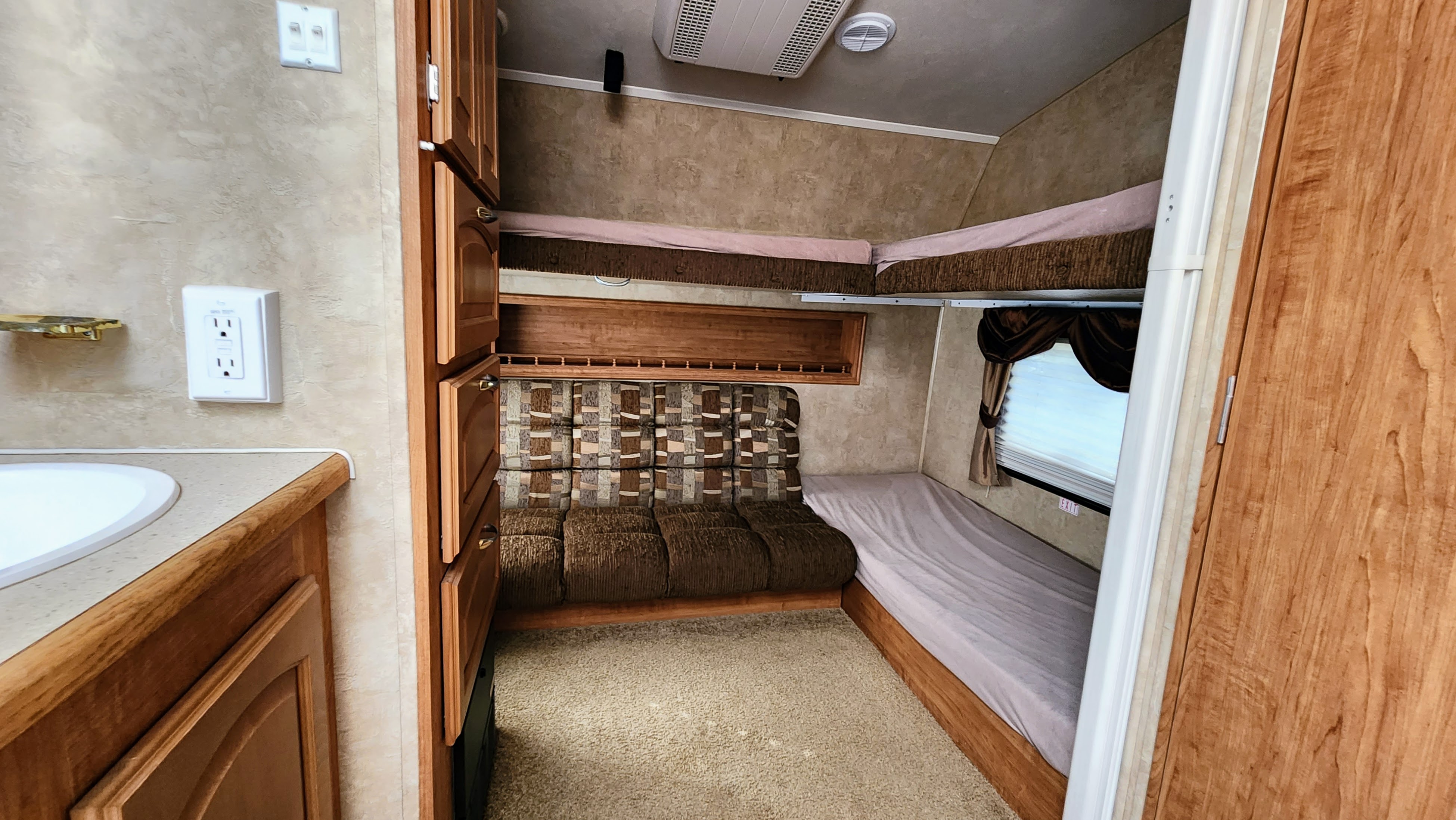 Fifth-wheel RV Rental 