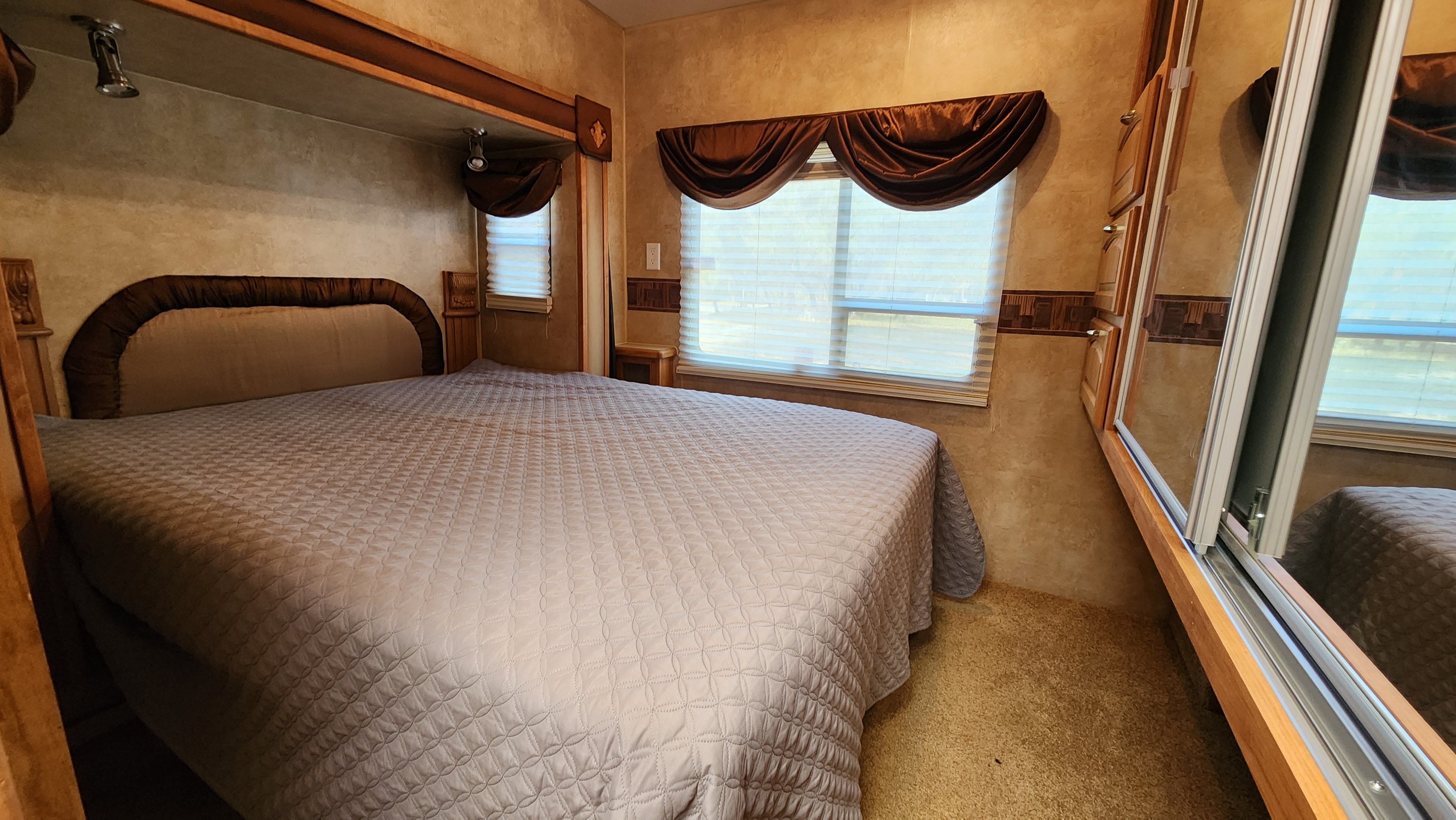 Fifth-wheel RV Rental 