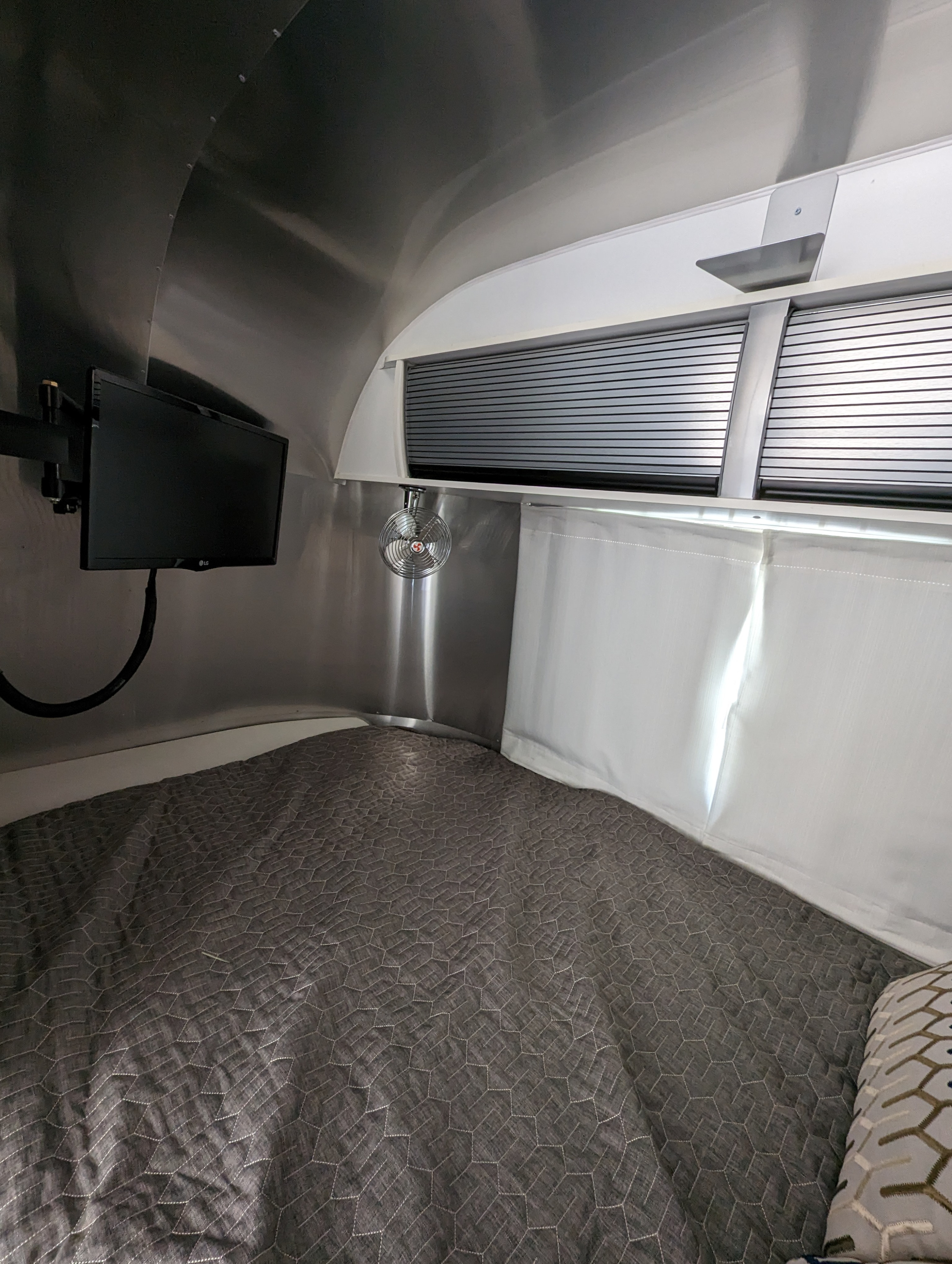 Bedroom ran, TV and more side storage . Airstream Sport 2016
