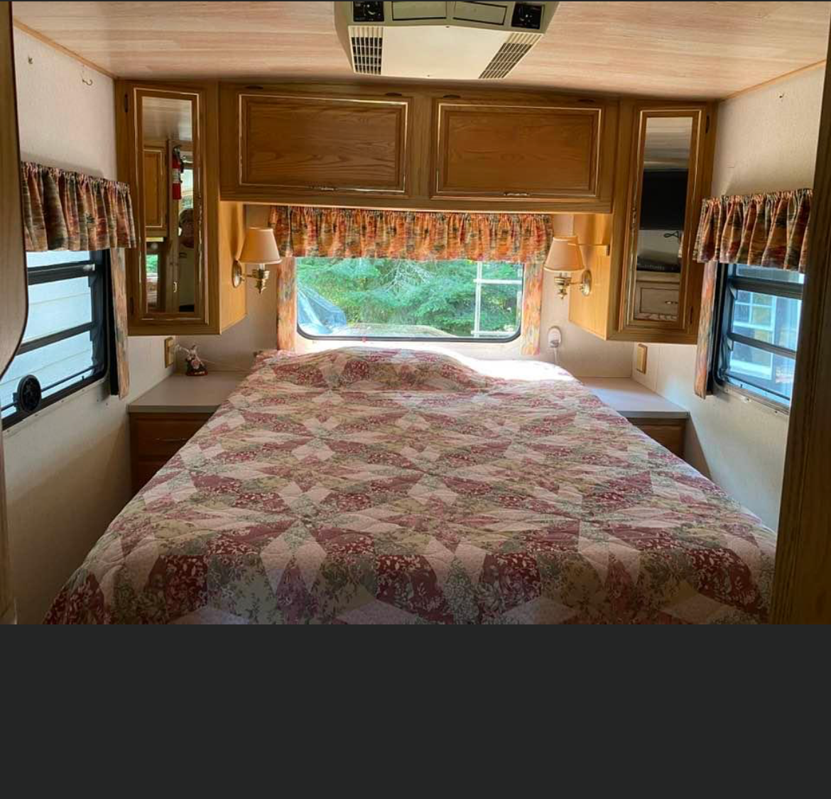 walk around queen bed. Winnebago Adventurer 1994
