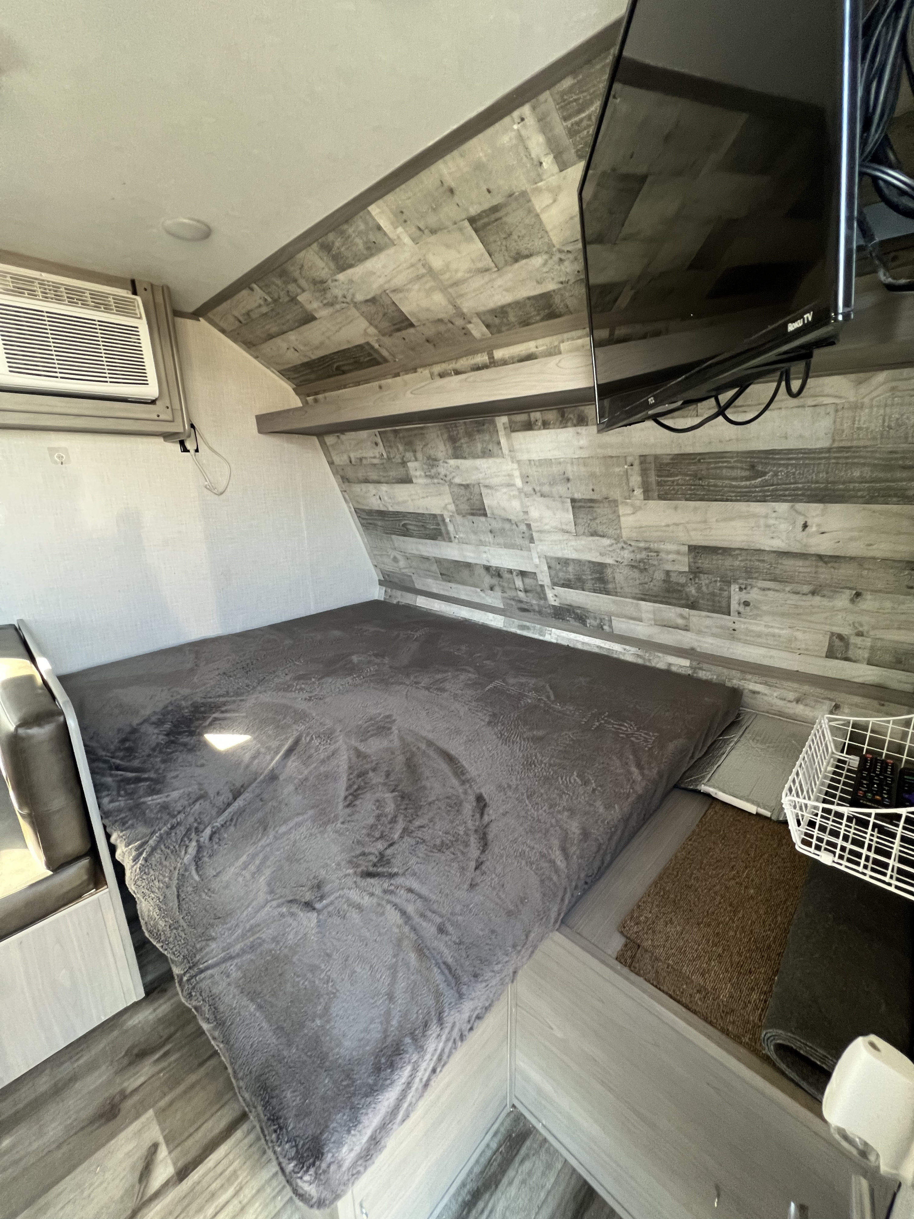 Queen bed w/overhead and underneath storage. . Dutchmen Coleman Lantern LT 2022