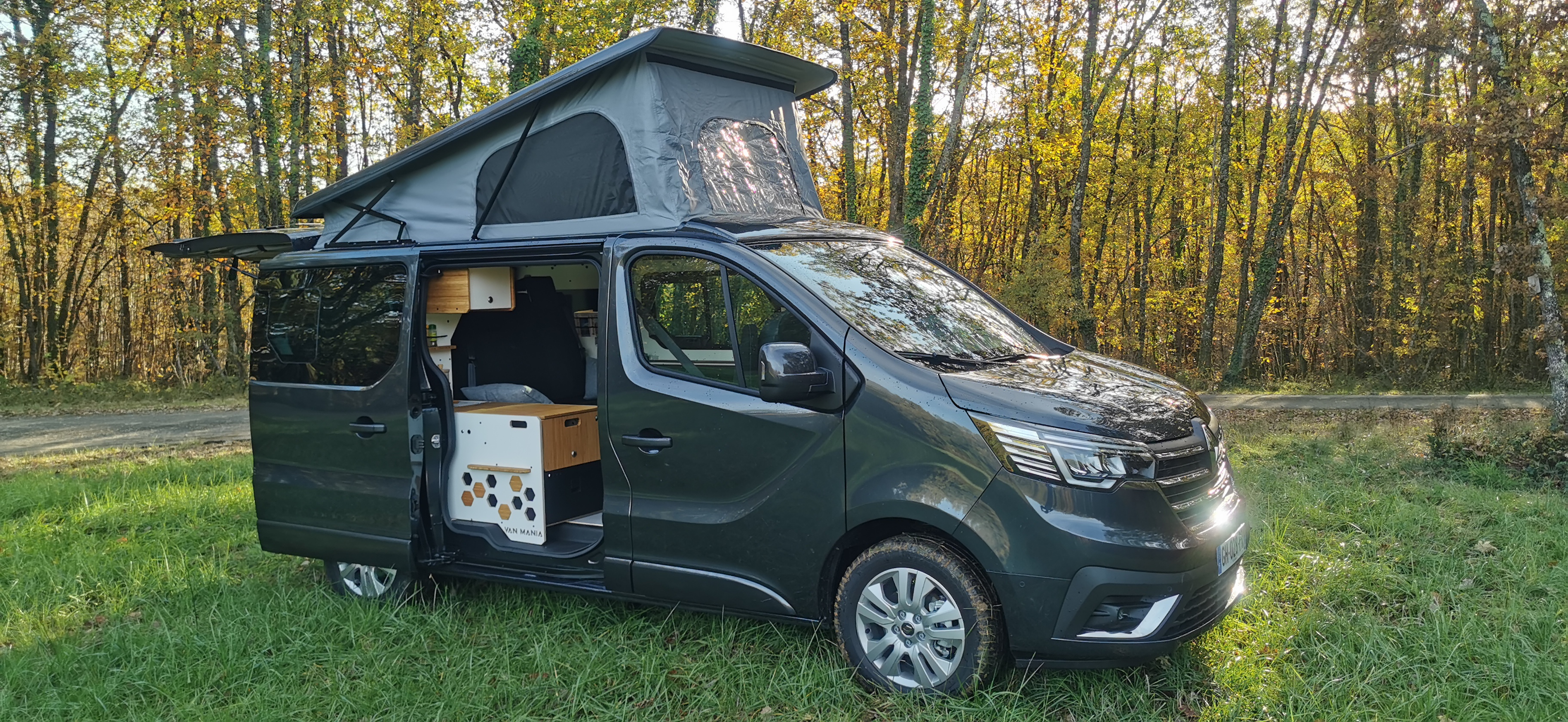 Photos 2023 Renault Trafic Camper van Rental in Mogneneins