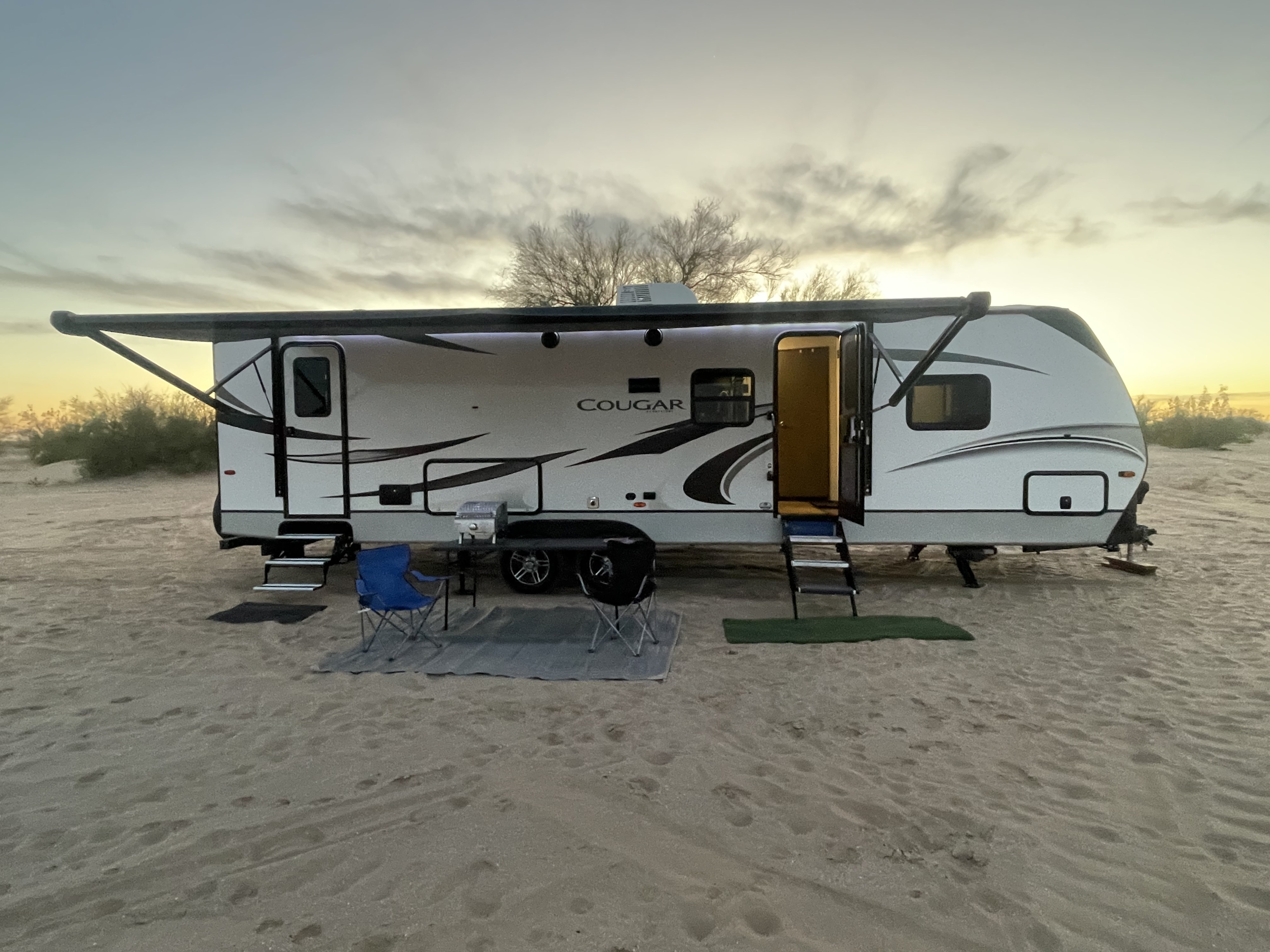 2021 Keystone RV Cougar fully loaded with bunks!
