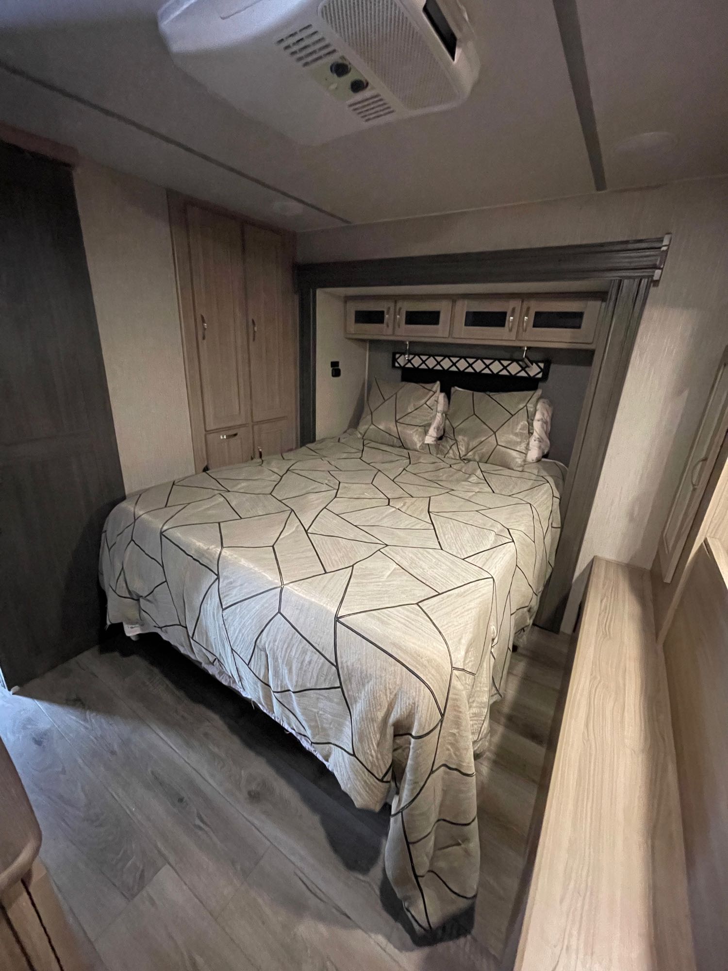 Queen bed. Coachmen Other 2021