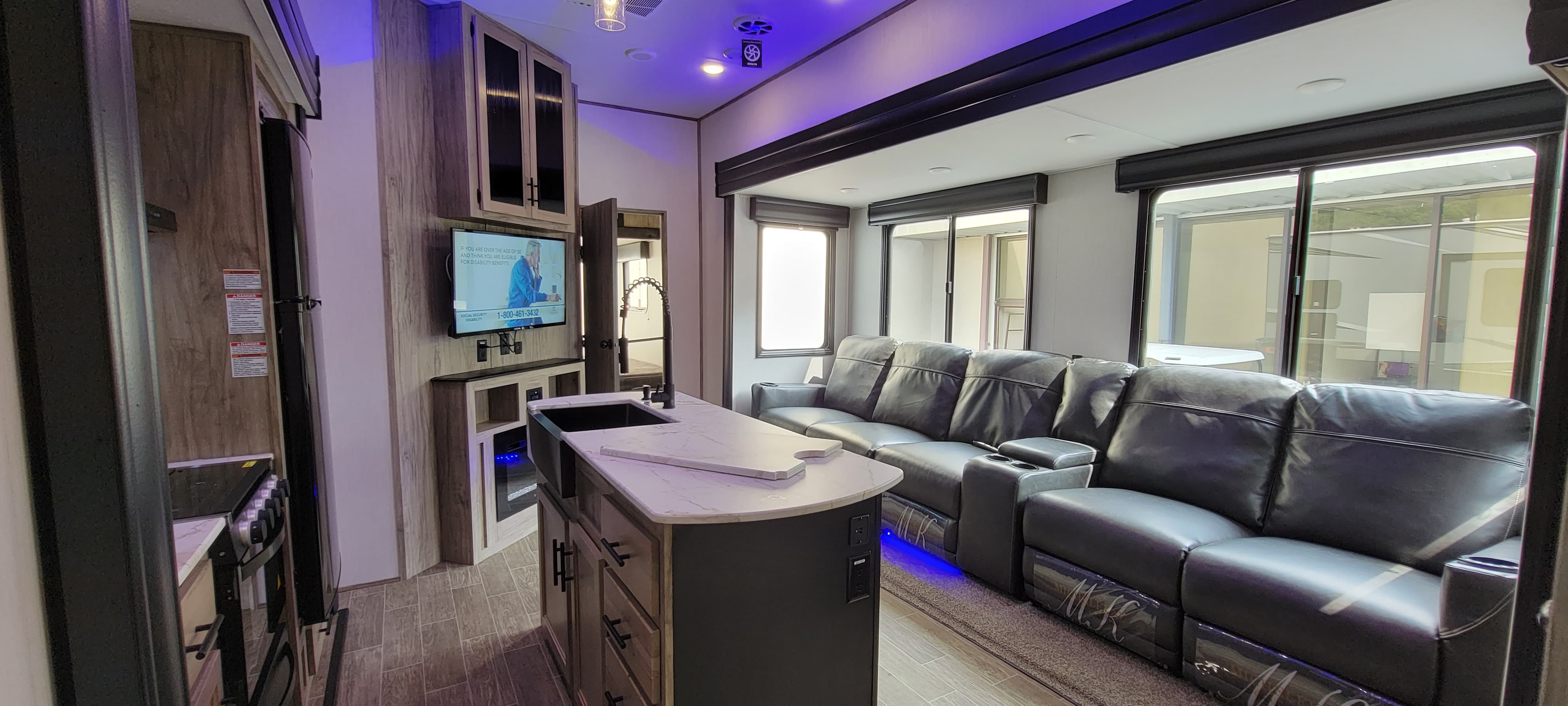 Photos | 2022 Forest River Arctic Wolf 3770 SUITE Fifth-wheel in