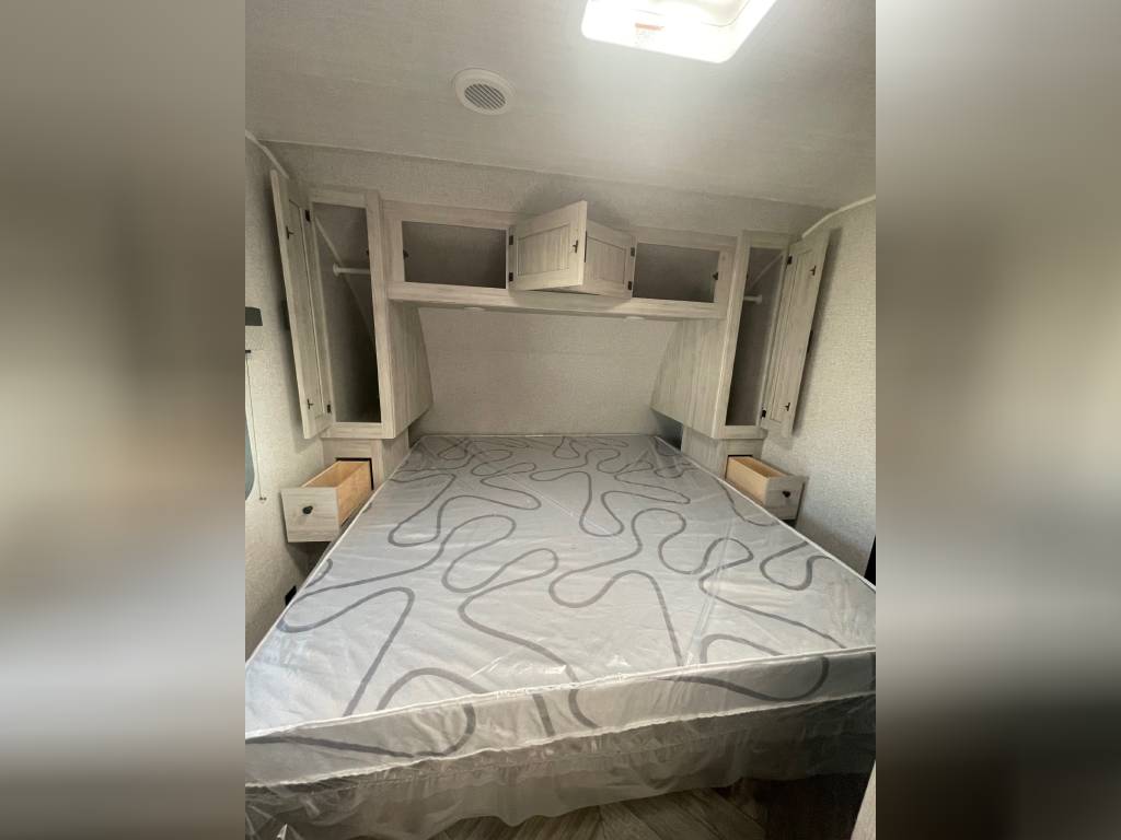 King size master. East to West Della Terra 2022