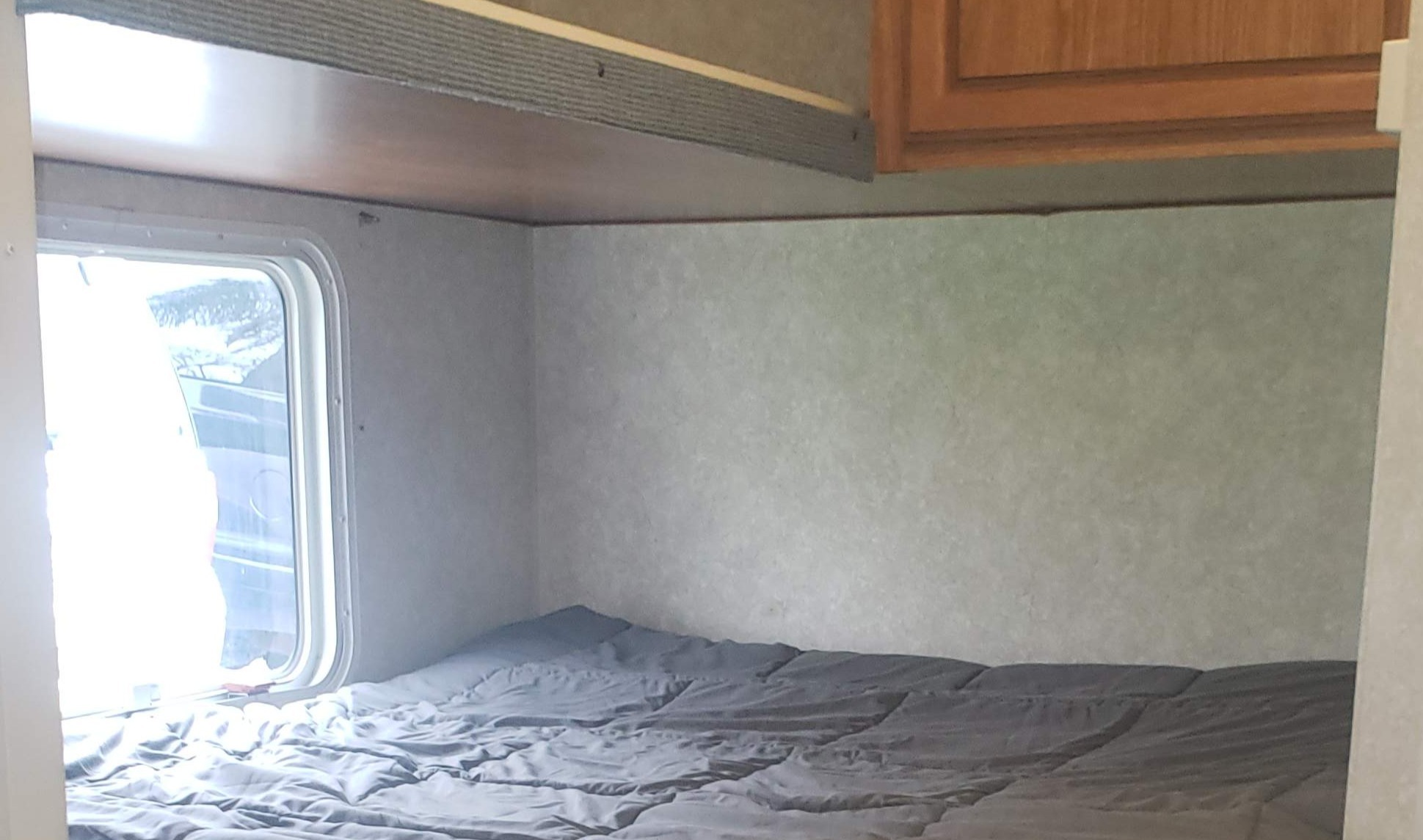 Full size bed with brand new mattress and bedding. Top bunk for smaller adult or child. Brand new bedding as well.. Fleetwood Pioneer 2003