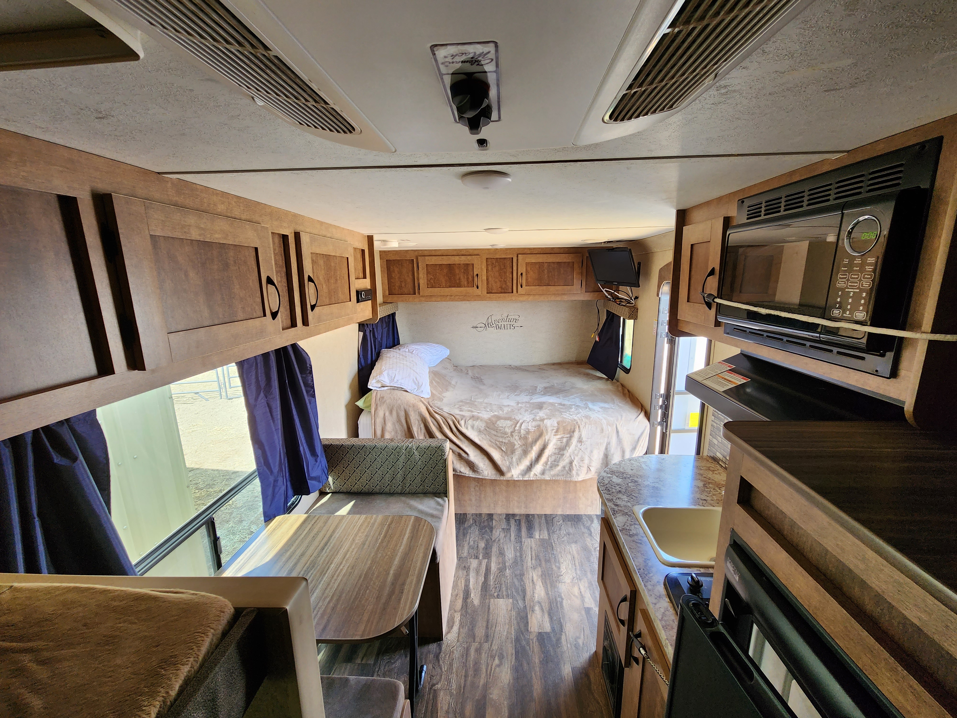 RV rental interior: A cozy and functional space with a bed, kitchen, and dining area, ready for your next adventure.. Starcraft Launch Mini 2017