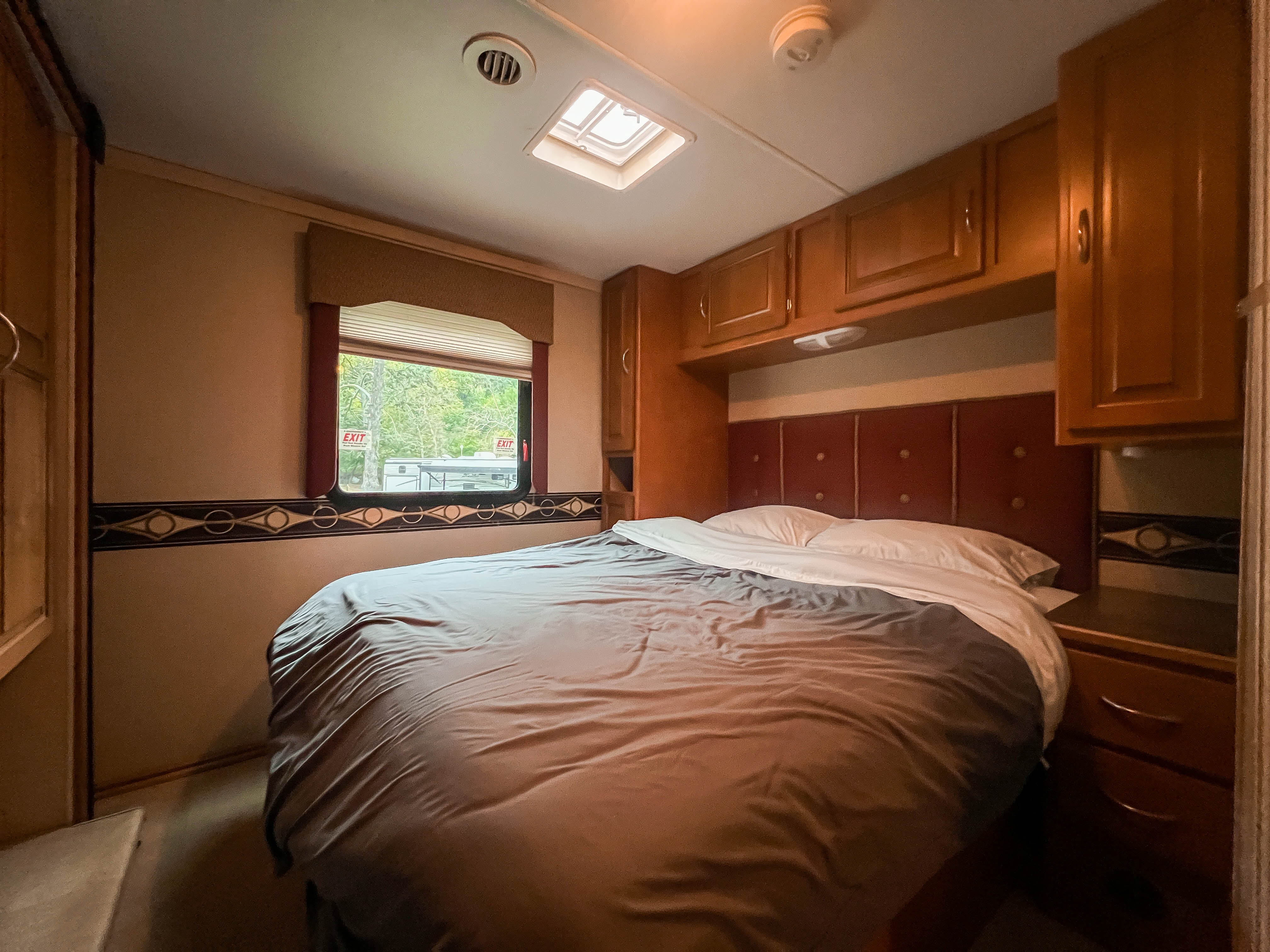 Queen size bed. Full set of linens included (pillow covers, fitted sheet, flat sheet, duvet and cover). The wall at the foot of the bed will slideout.. Winnebago Minnie Winnie 2015