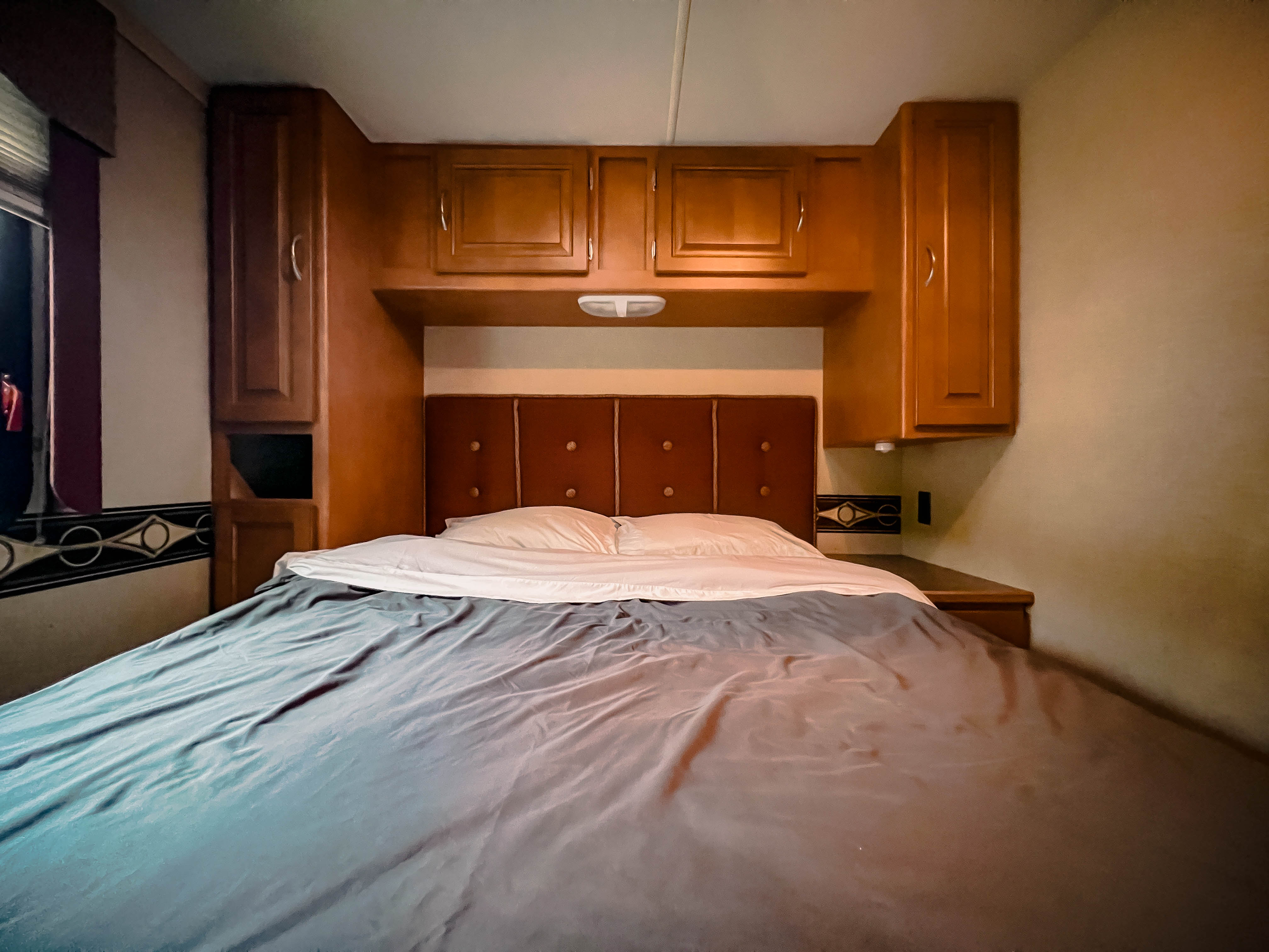 Queen size bed. Full set of linens included (pillow covers, fitted sheet, flat sheet, duvet and cover).. Winnebago Minnie Winnie 2015