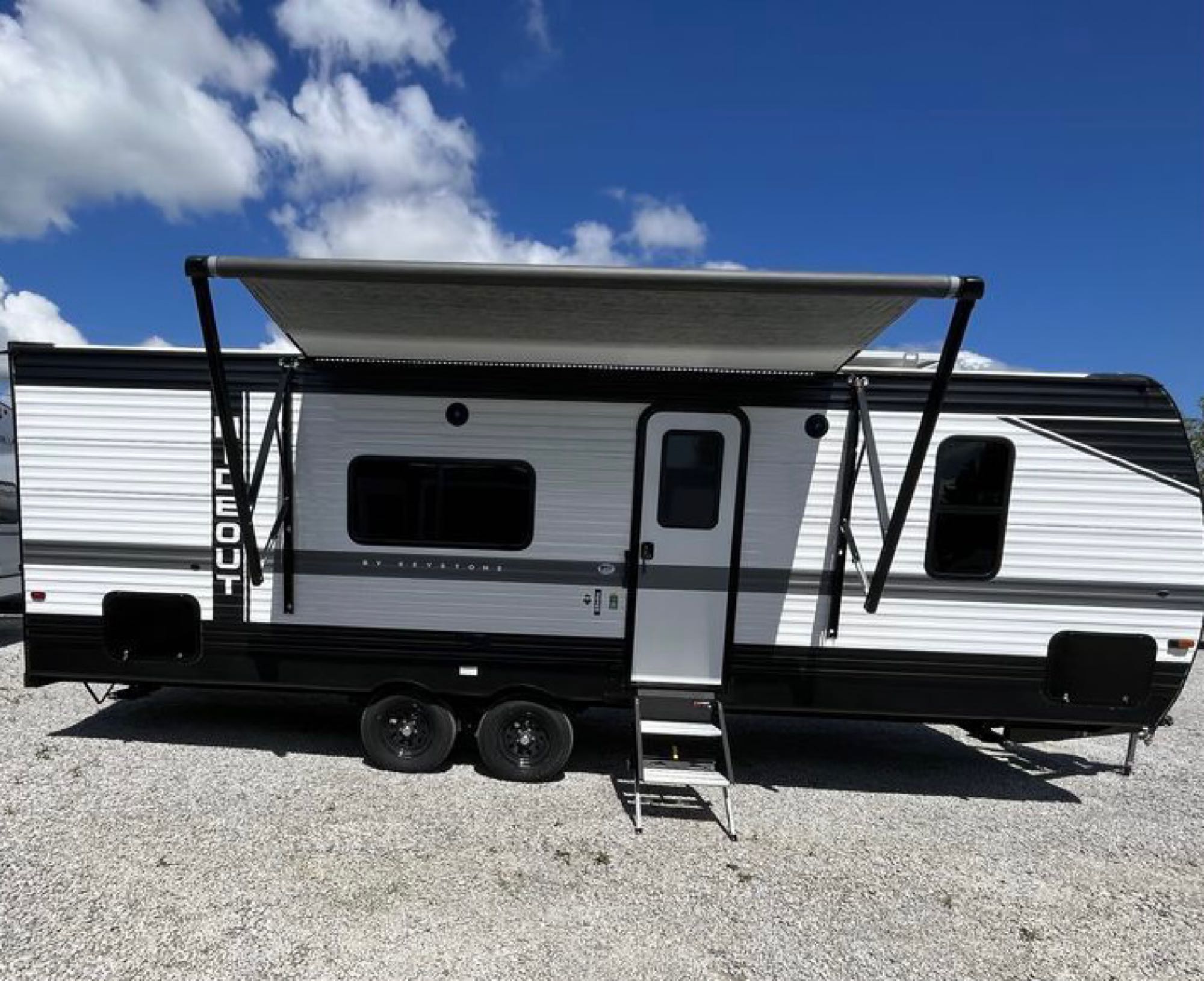 2022 Keystone Hideout-Qn bed in private BR, 2 full bunks