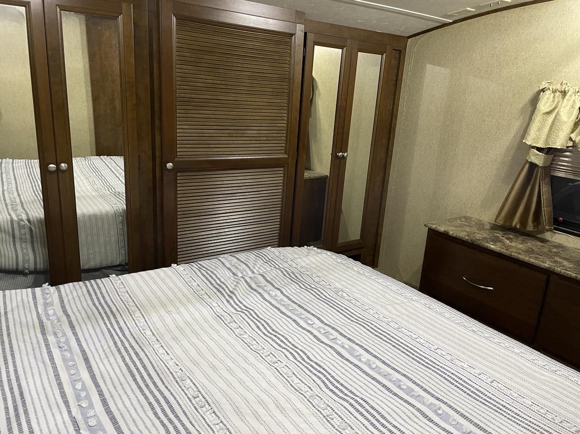 Master bedroom. Forest River Coachmen Chaparral 2015