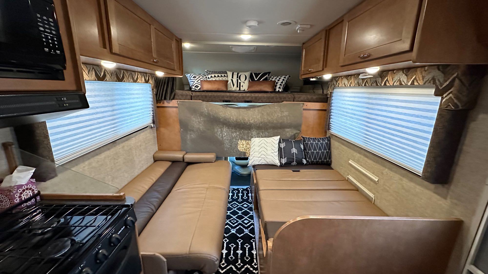 Front beds (sleeps 6). Winnebago Minnie Winnie 2018