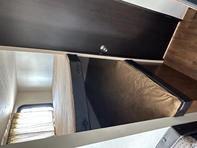 RV rental bunk bed setup: a cozy, compact sleeping area with a window and overhead dark cabinetry.. Salem Cruise Lite 261BHXL 2018