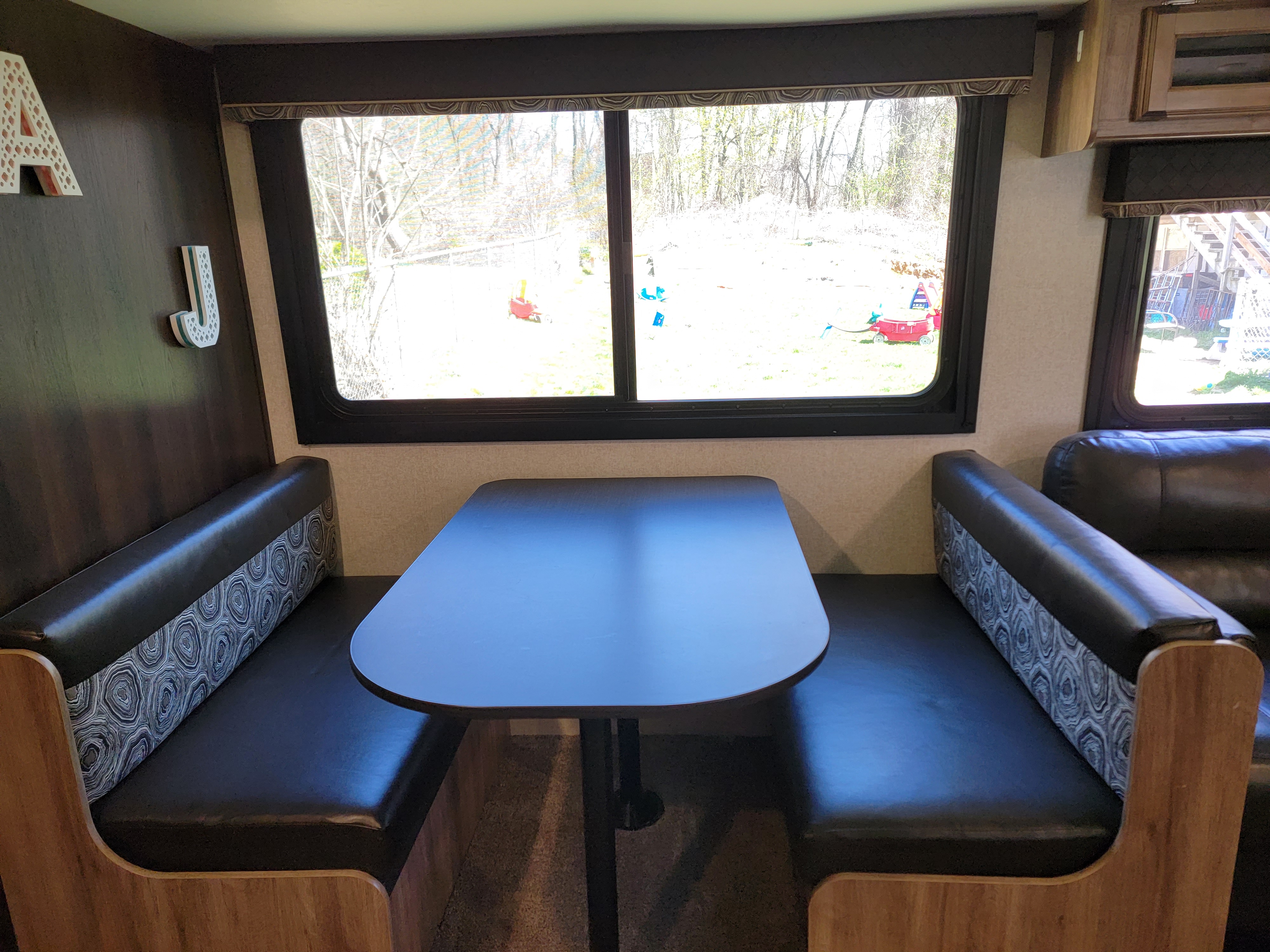 Dinette converts to roughly a twin size bed. Jayco Jay Feather 2018