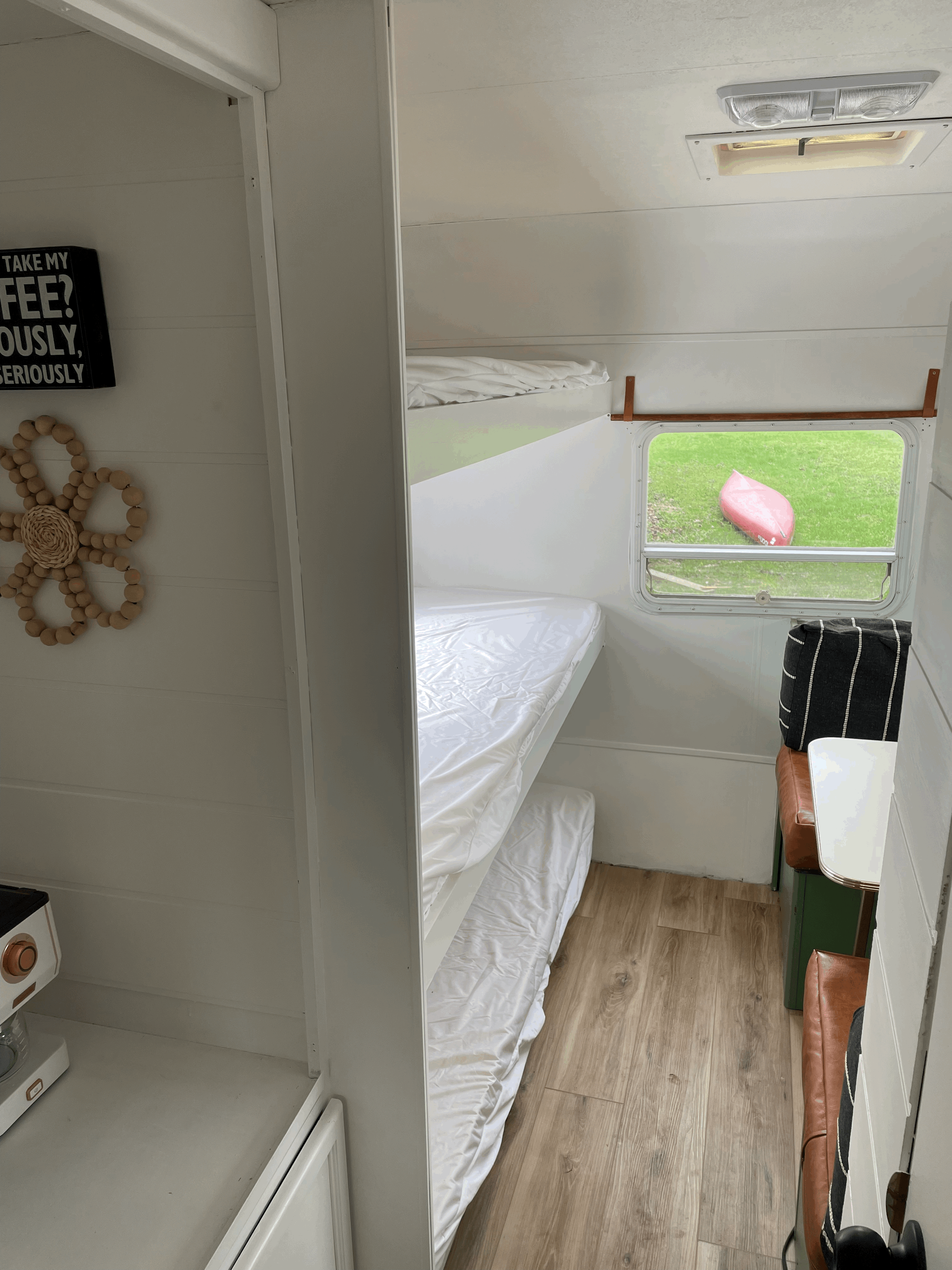 4 bunk beds + full size bed. Dutchmen Aerolite 1998