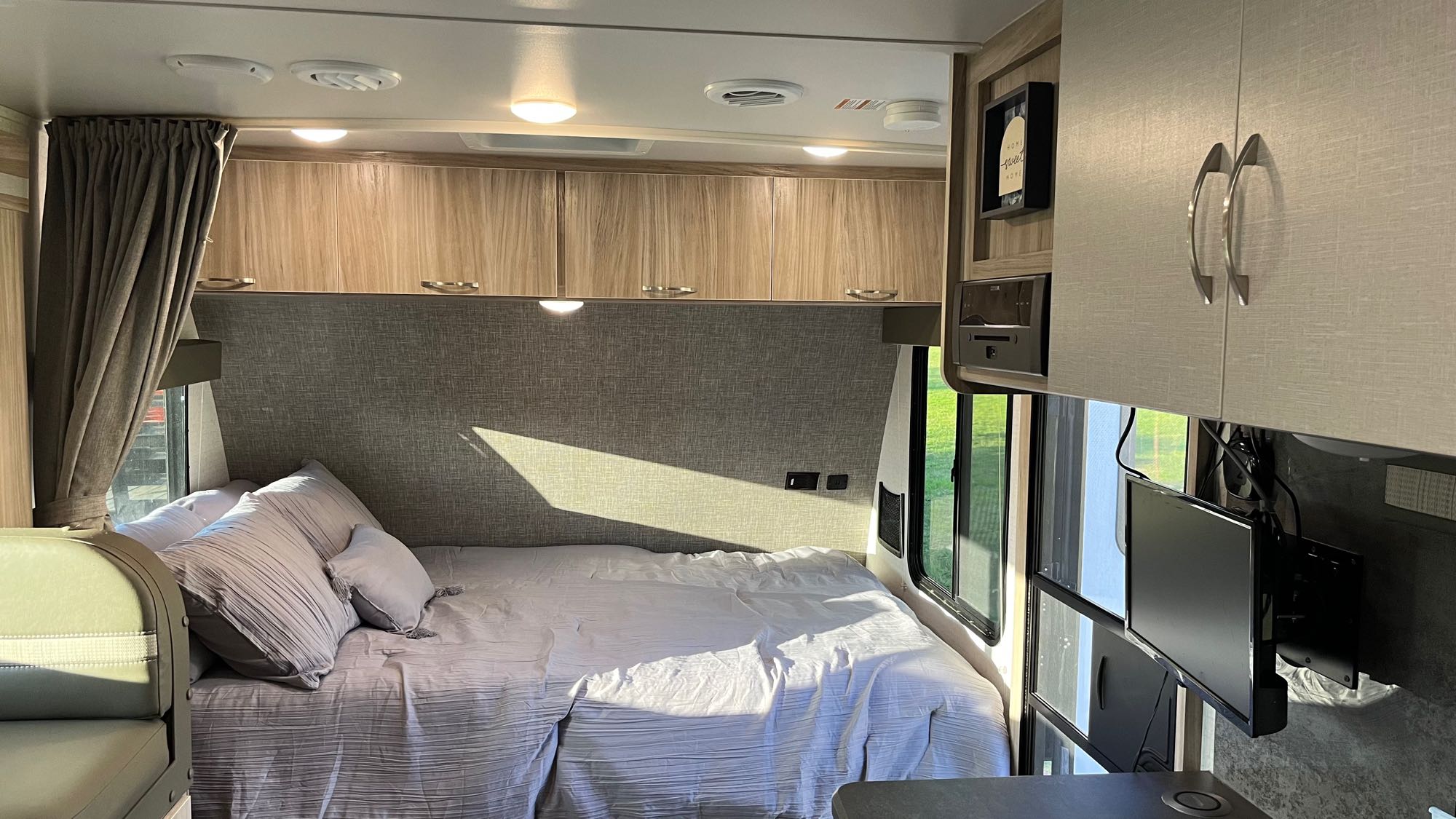 Main bed. Winnebago Micro Minnie 2021