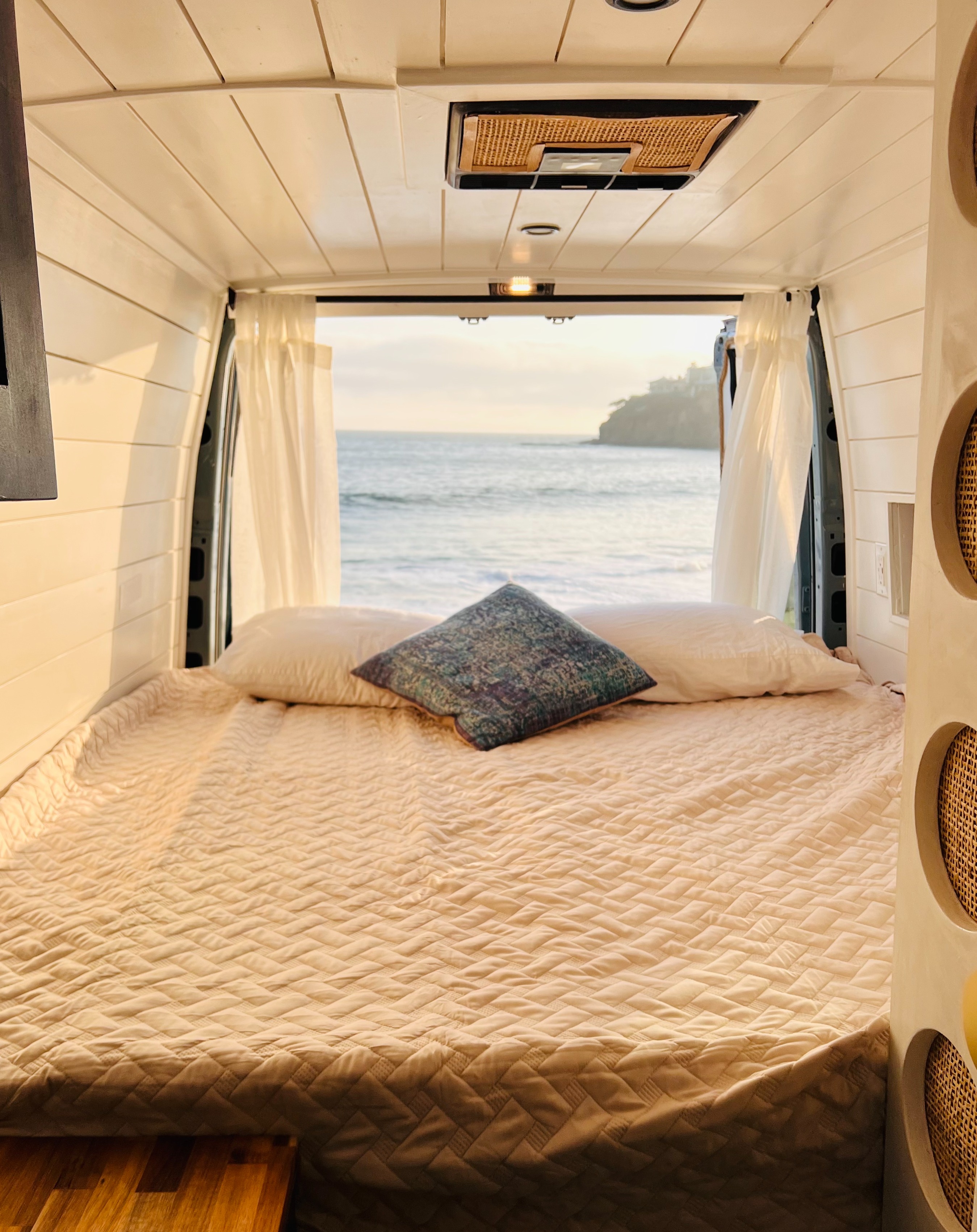 Bed Mode
Queen Bed, 4 white pillows, 2 decorative blue pillows, 1 silk quilted bottom blanked,  1 cozy comforter, memory foam mattress!. Mercedes-Benz 170 Spinter Van 2022