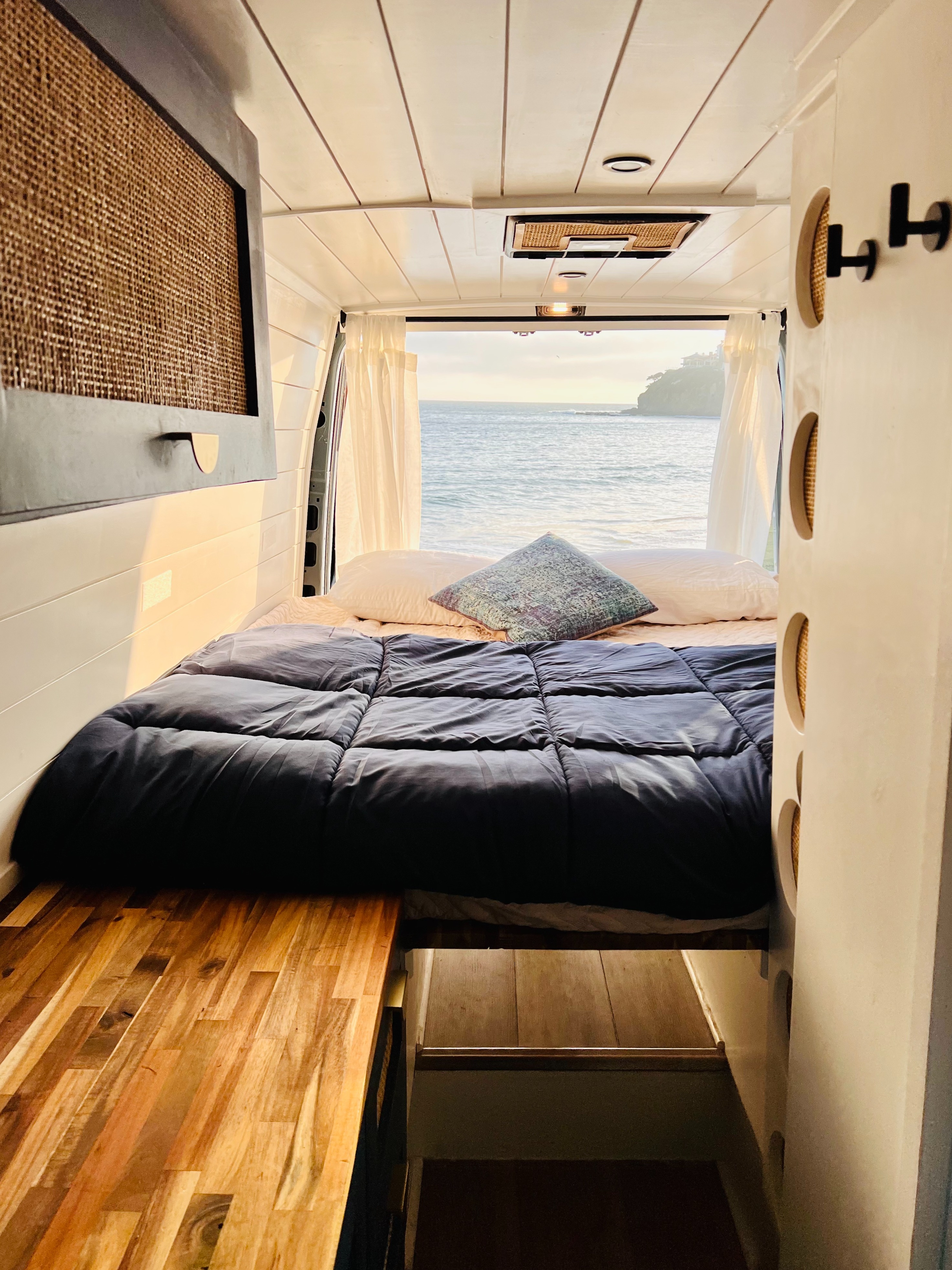 Bed Mode
Queen Bed, 4 white pillows, 2 decorative blue pillows, 1 silk quilted bottom blanked,  1 cozy comforter, memory foam mattress!. Mercedes-Benz 170 Spinter Van 2022