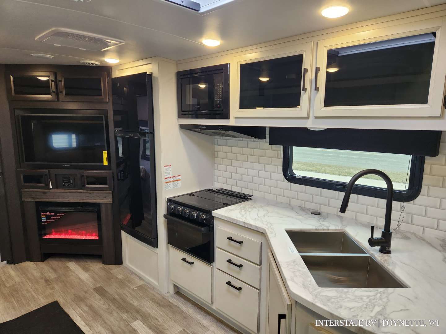 Experience comfort in this modern RV rental! Features a full kitchen, TV, and fireplace. Perfect for your next adventure.. Jayco Whitehawk 2023