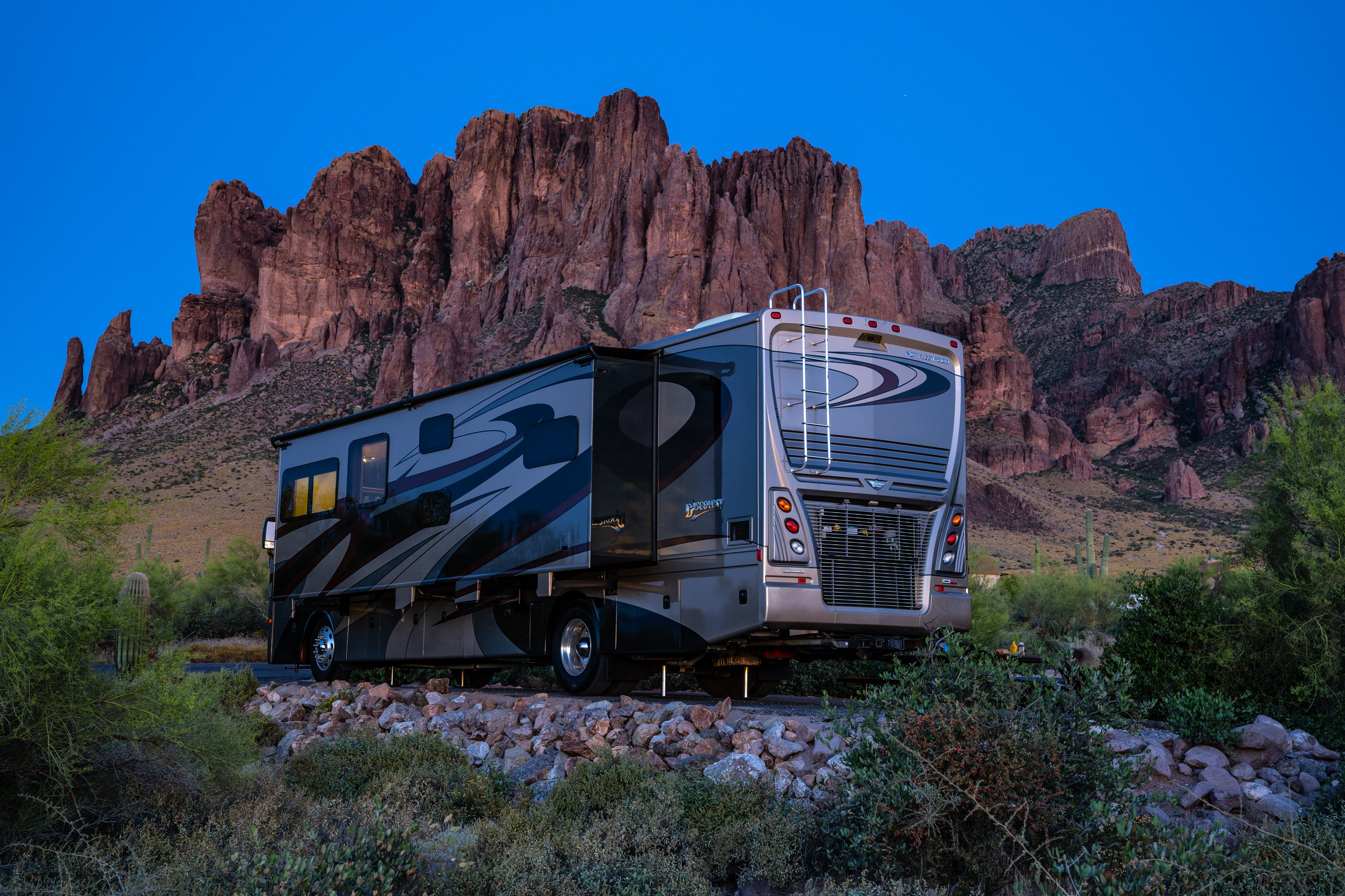 Fully Stocked Diesel w/2 Baths, King + Bunks, Laundry, Wifi, Smart TV's