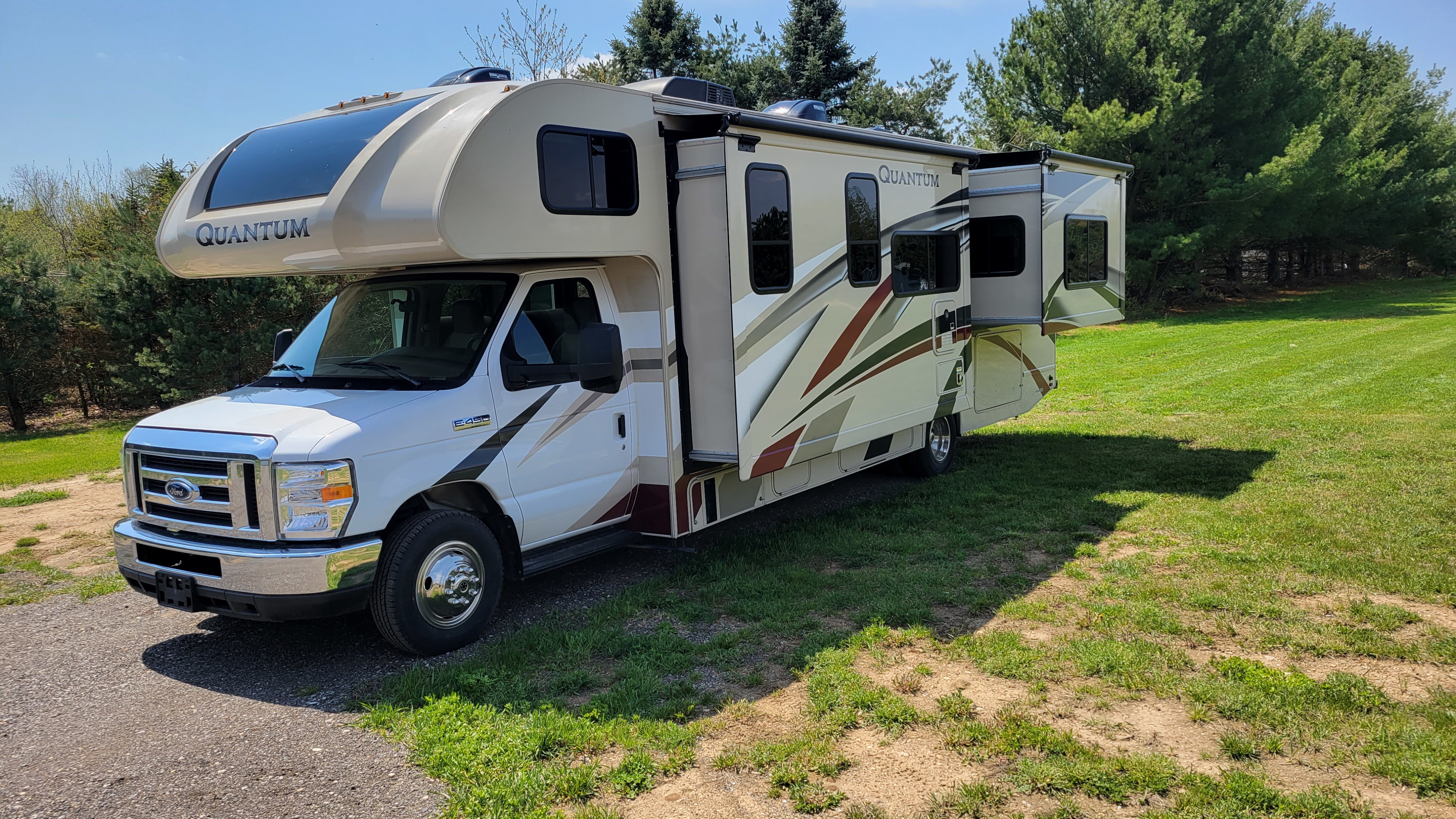 2020 Thor Quantum w/ King Bed