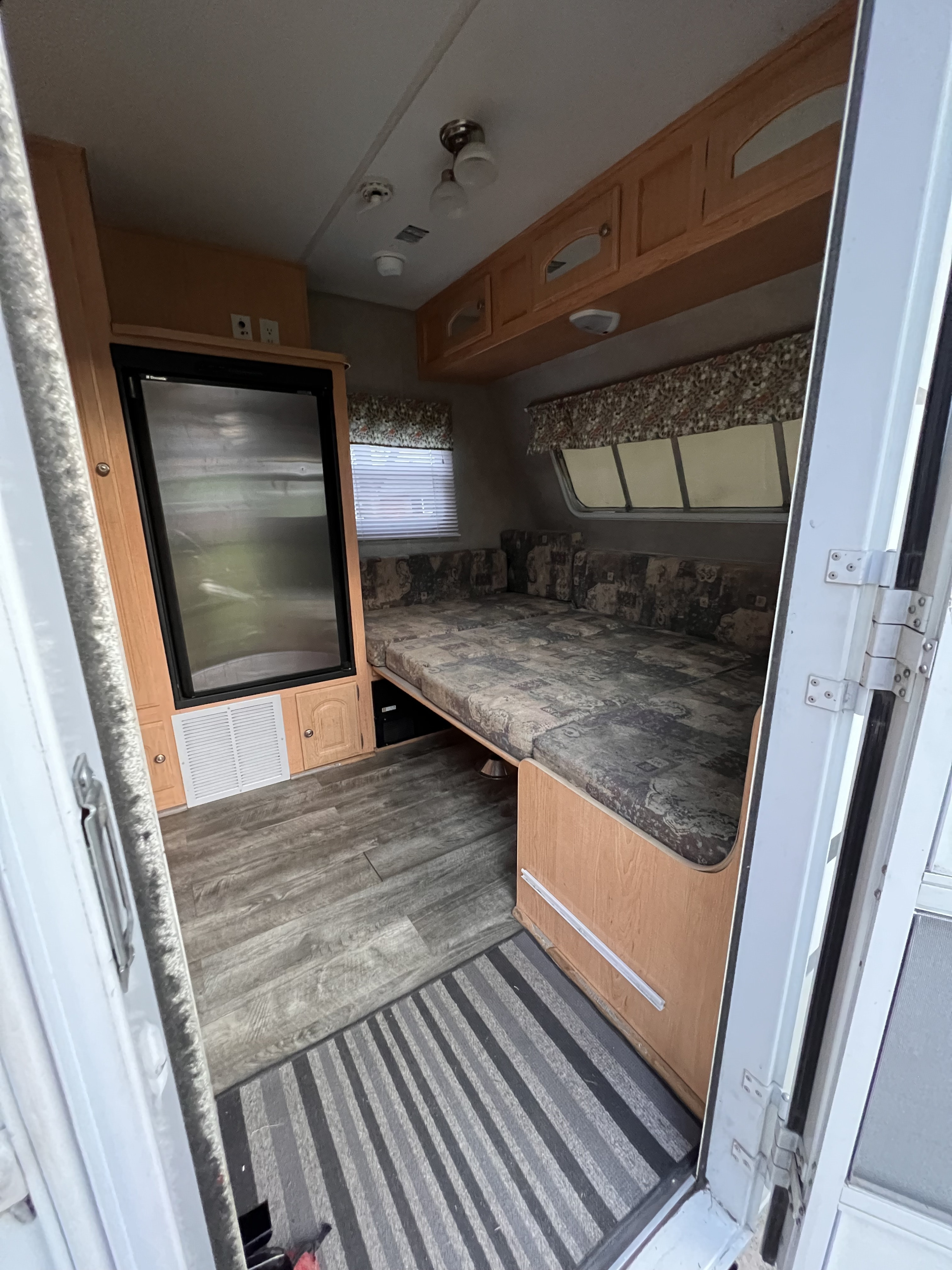 The table that turns into another bed. Starcraft Travel Star 2004