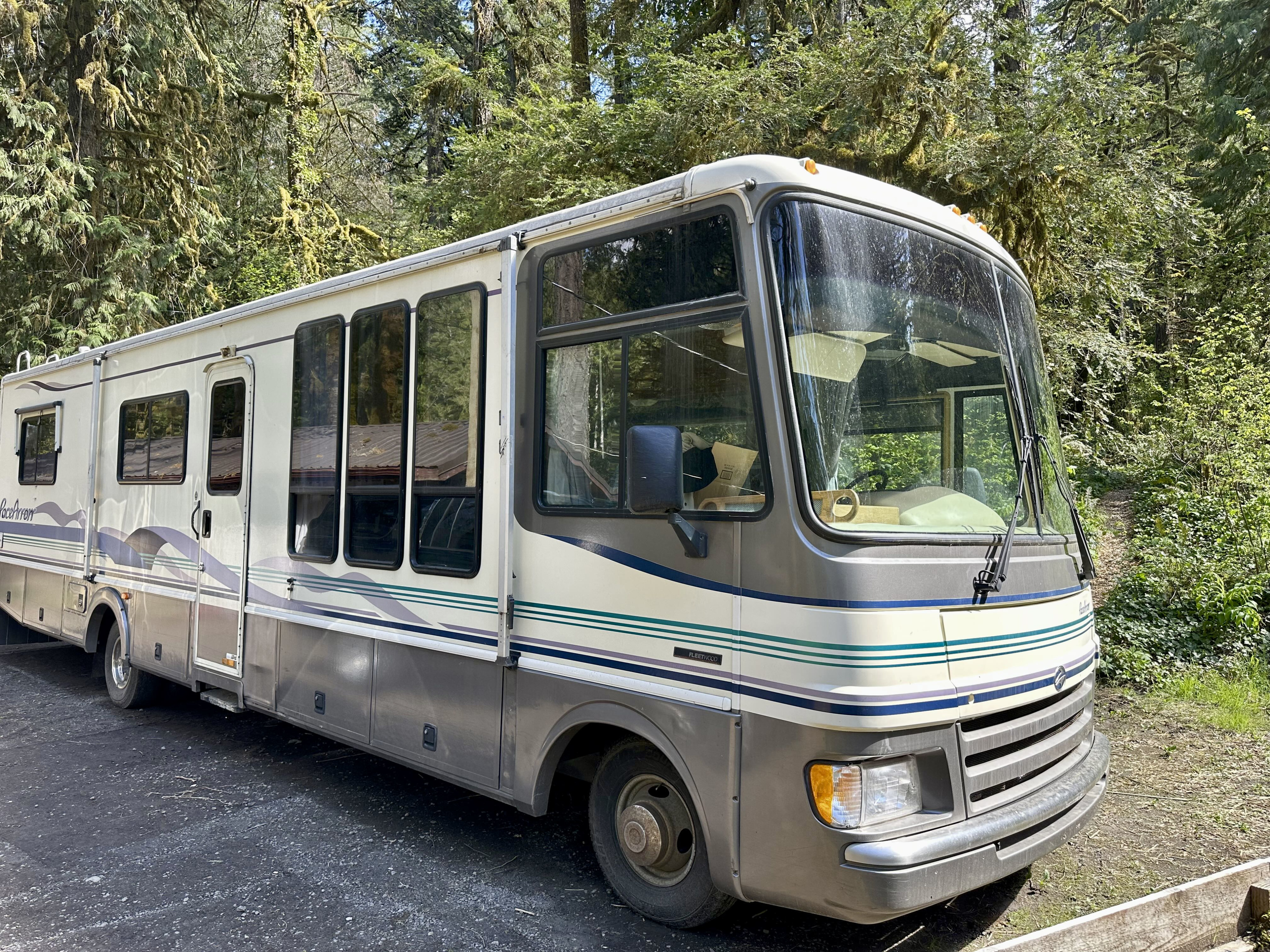 1997 Fleetwood Class A with Lots of Extras! Electric Bikes, & more!