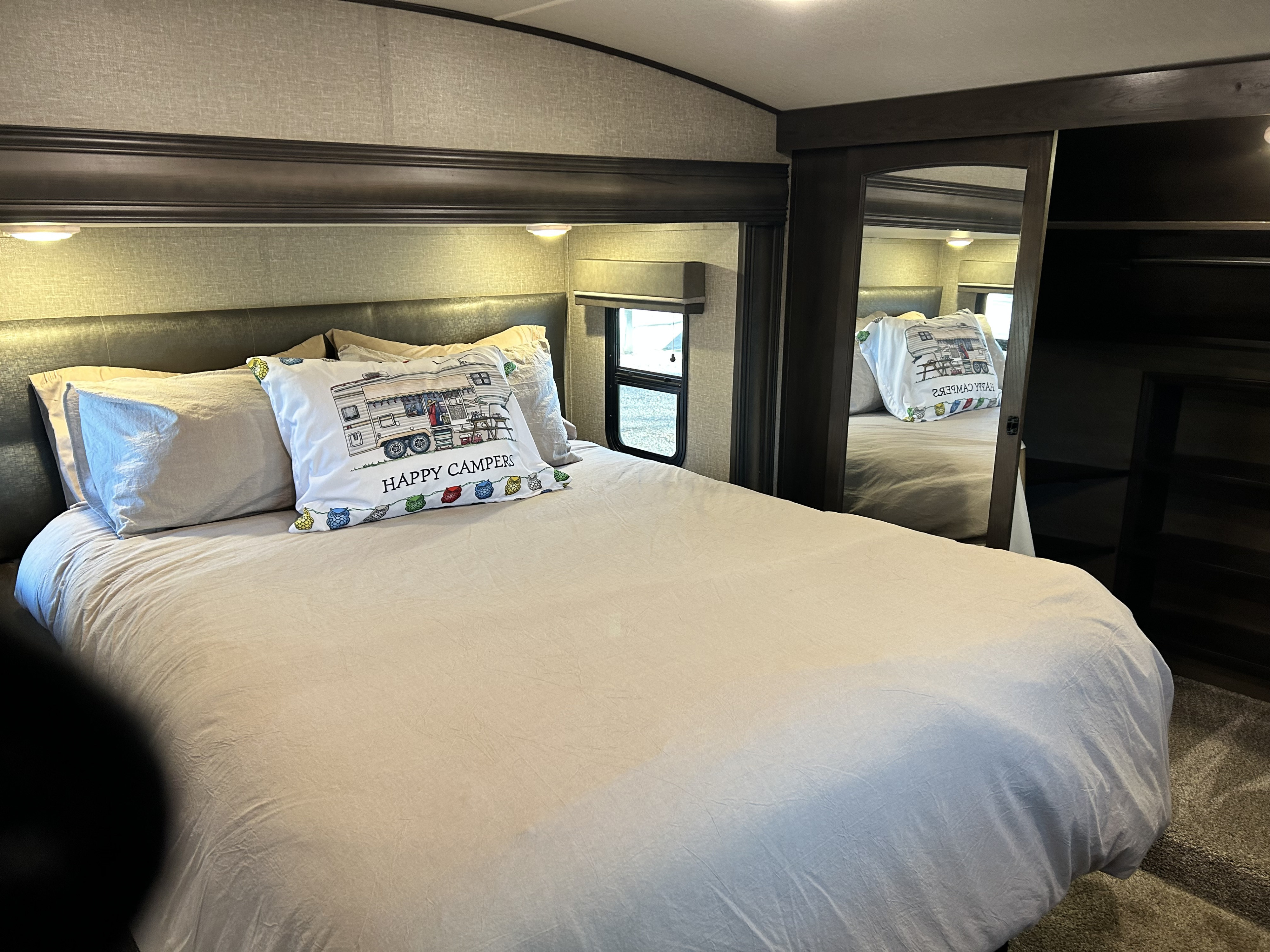 Upgraded residential Queen size bed. Grand Design Reflection 2021