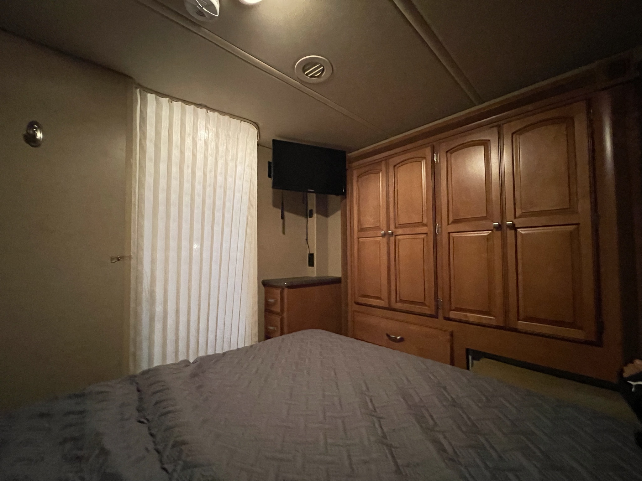 master bed diff view. Winnebago Access Premier 2014