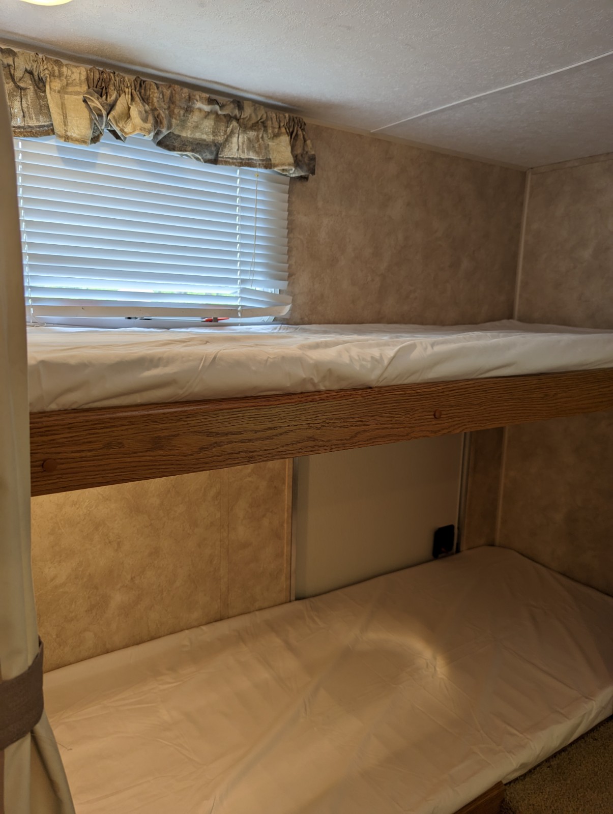 Left side of bunkroom. Keystone RV Springdale 2006