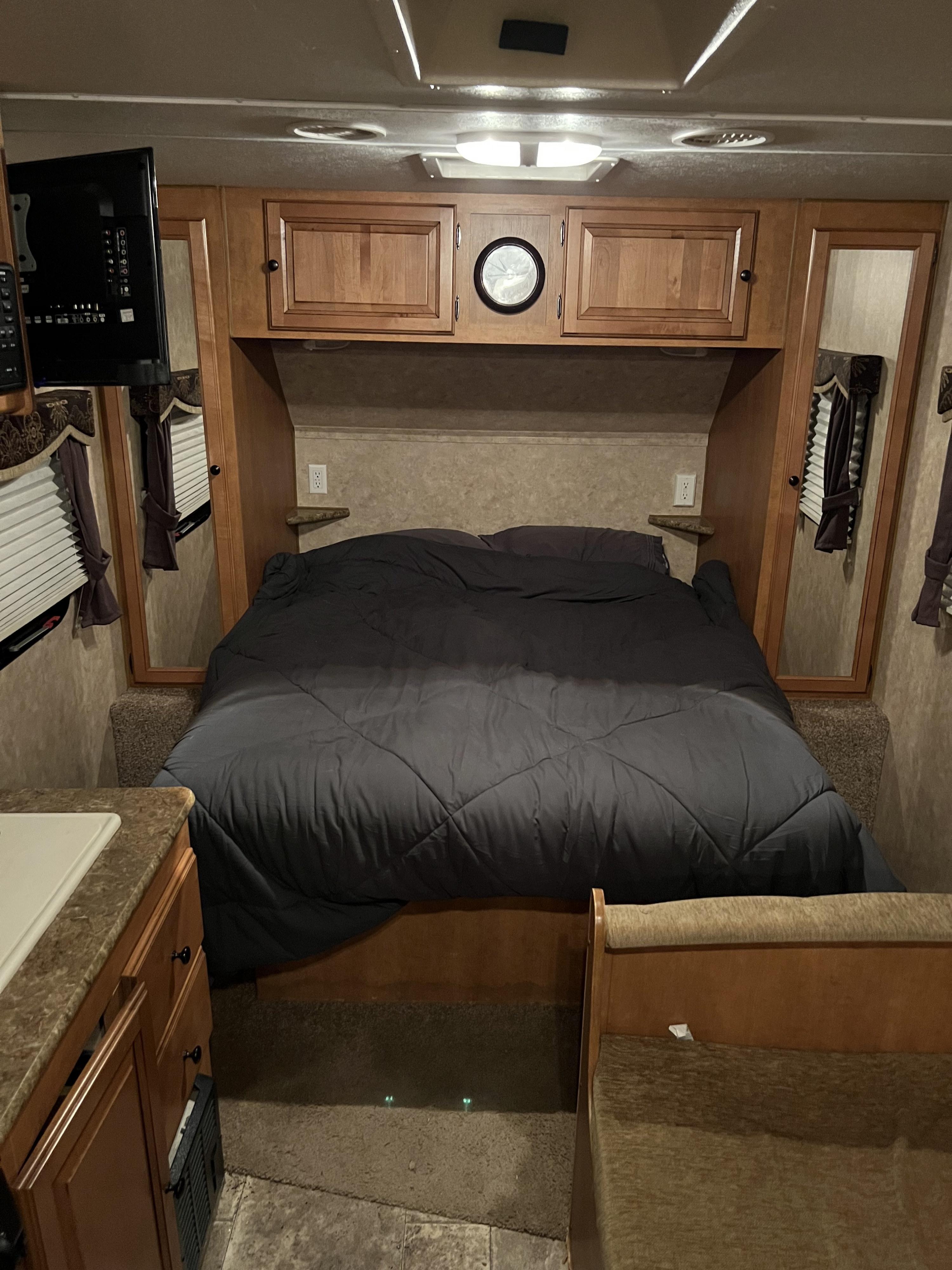 Queen size bed. Forest River Palomino Gazelle 2012