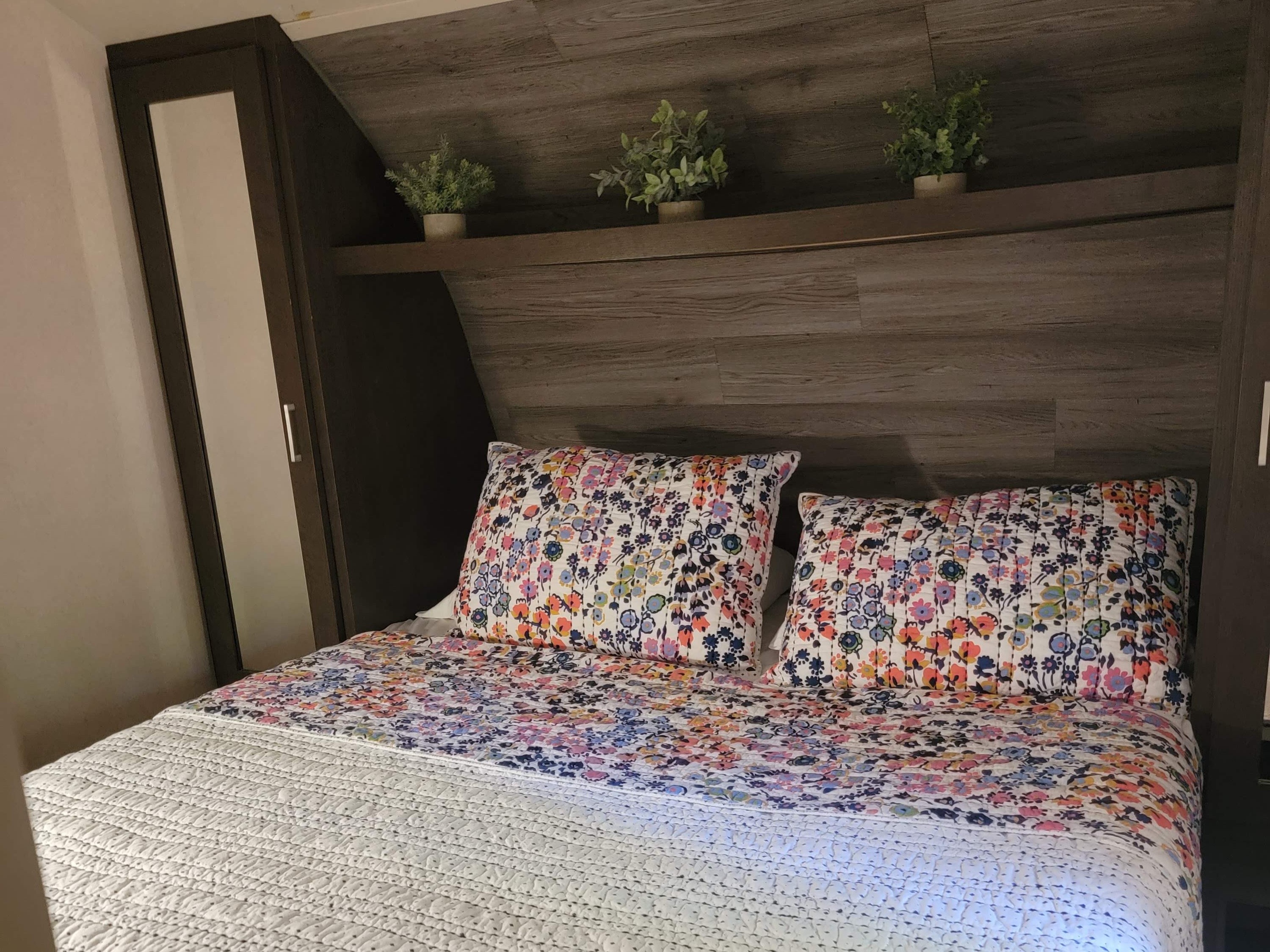 Master bedroom with queen bed. Forest River Salem 2020