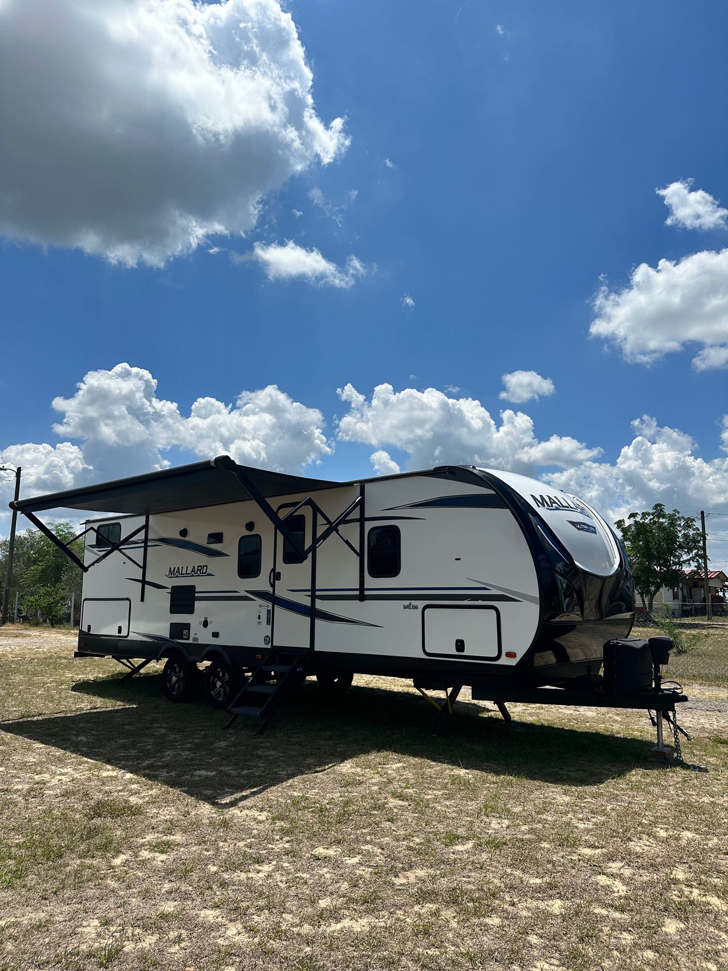 32 Ft Travel Trailer from Heartland King size bed! Sleeps 8-10