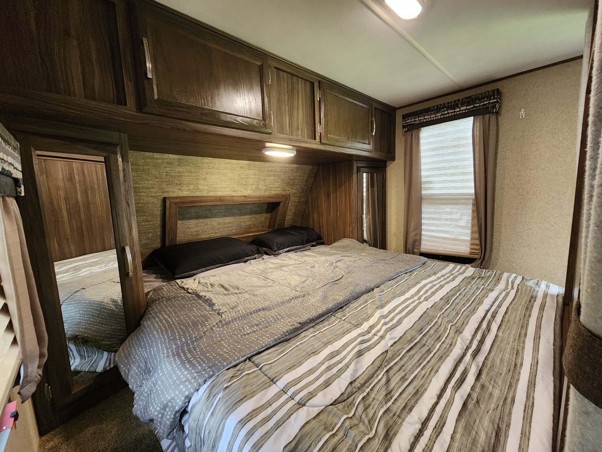 Queen size bed. Coachmen Apex 2018