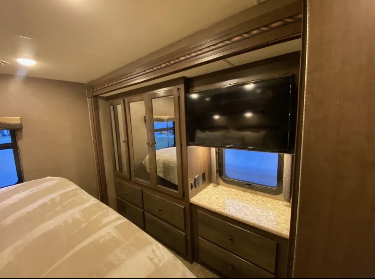 Hanging wardrobe closet, 6 drawers, vanity, & TV. Thor Windsport 2017