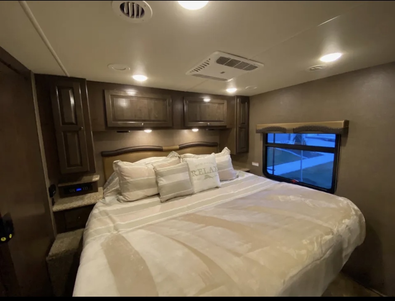 Upgraded King bed. Thor Windsport 2017