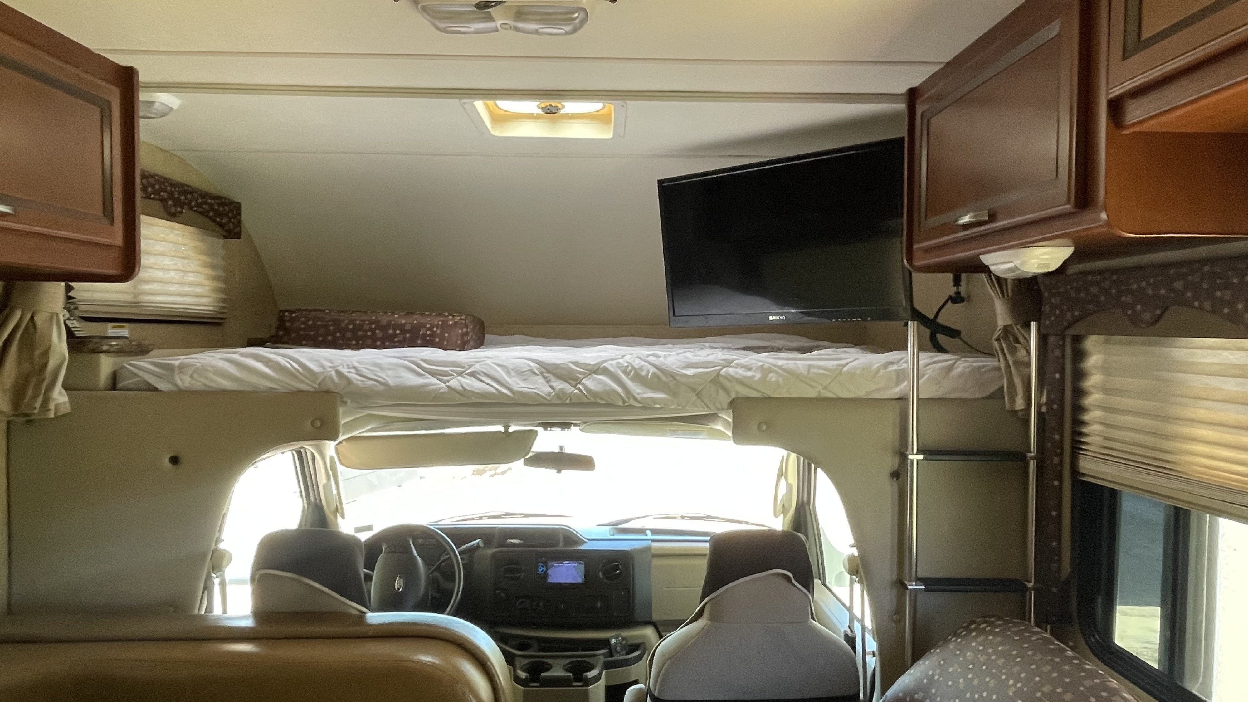 Second bed, gliding TV, privacy curtains, metal ladder, ceiling port, side window and outlet. . Thor Freedom Elite 2015