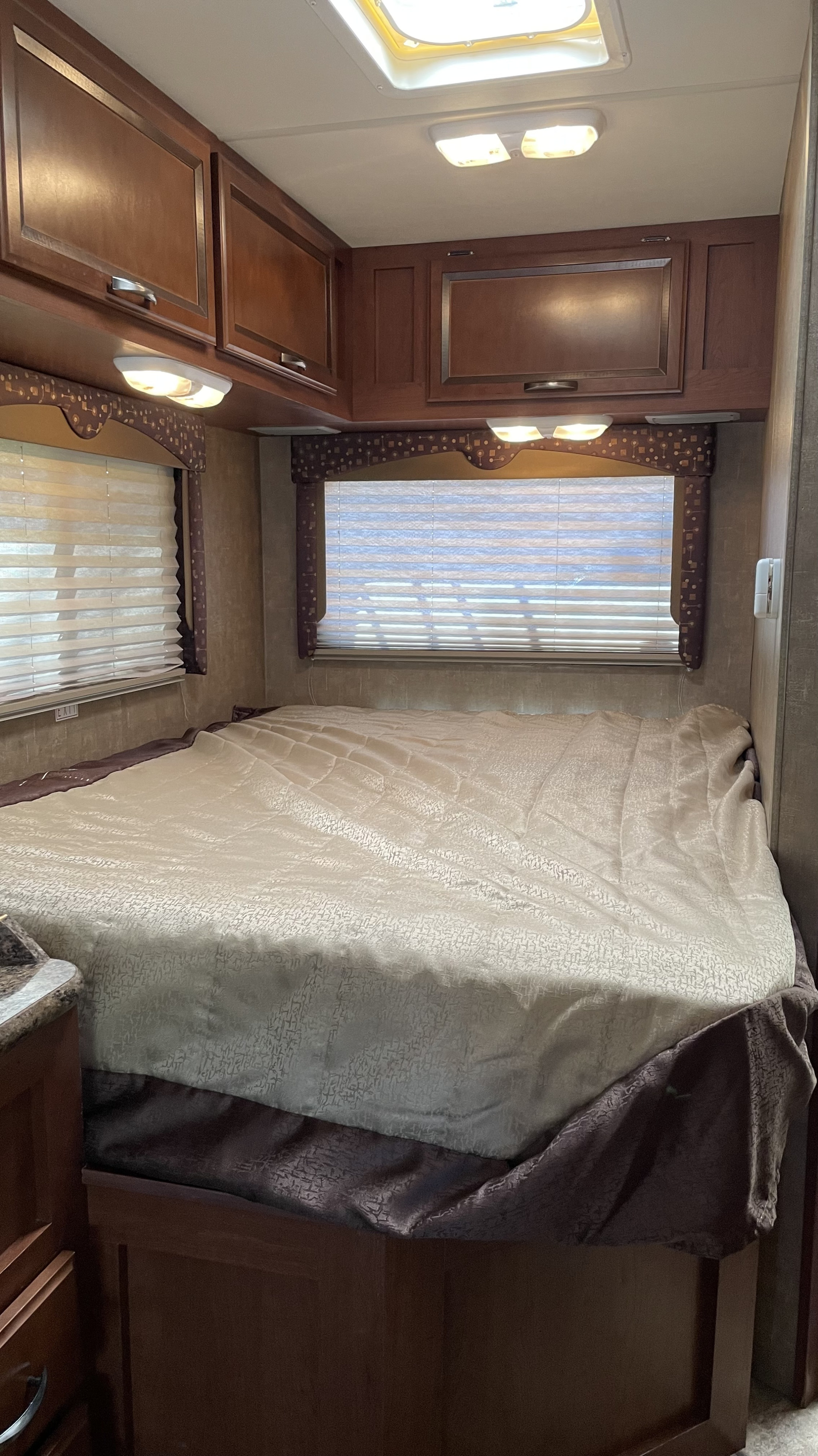 10 inch memory foam Queen mattress. . Thor Freedom Elite 2015