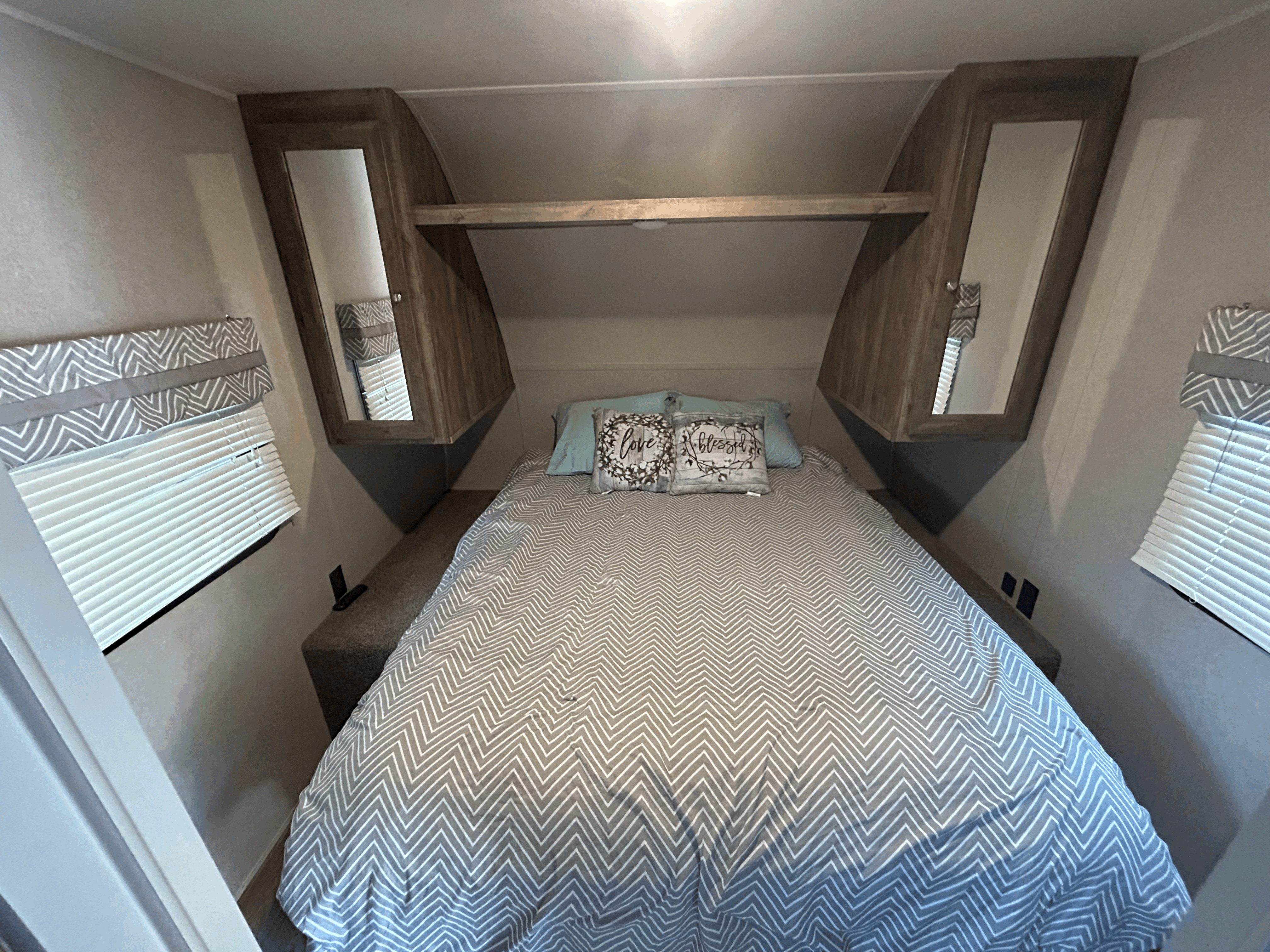 Queen size bed. 2 mirror storage cabinets. Storage available above bed. Double plug in on either side. Small tv mounted on inside wall.. Palomino Real Lite 2019