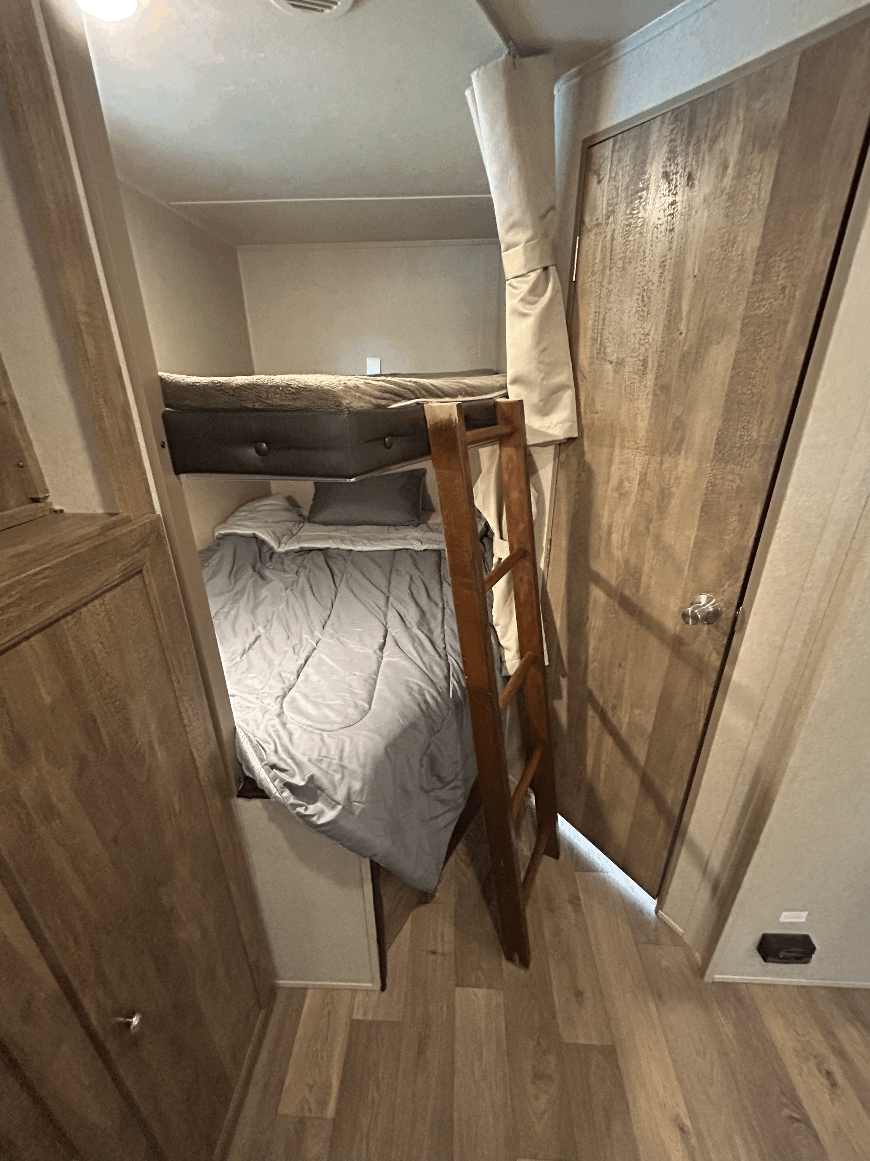 Double bunk-full size beds. Ladder can be moved if not needed. Individual light and privacy curtain. . Palomino Real Lite 2019