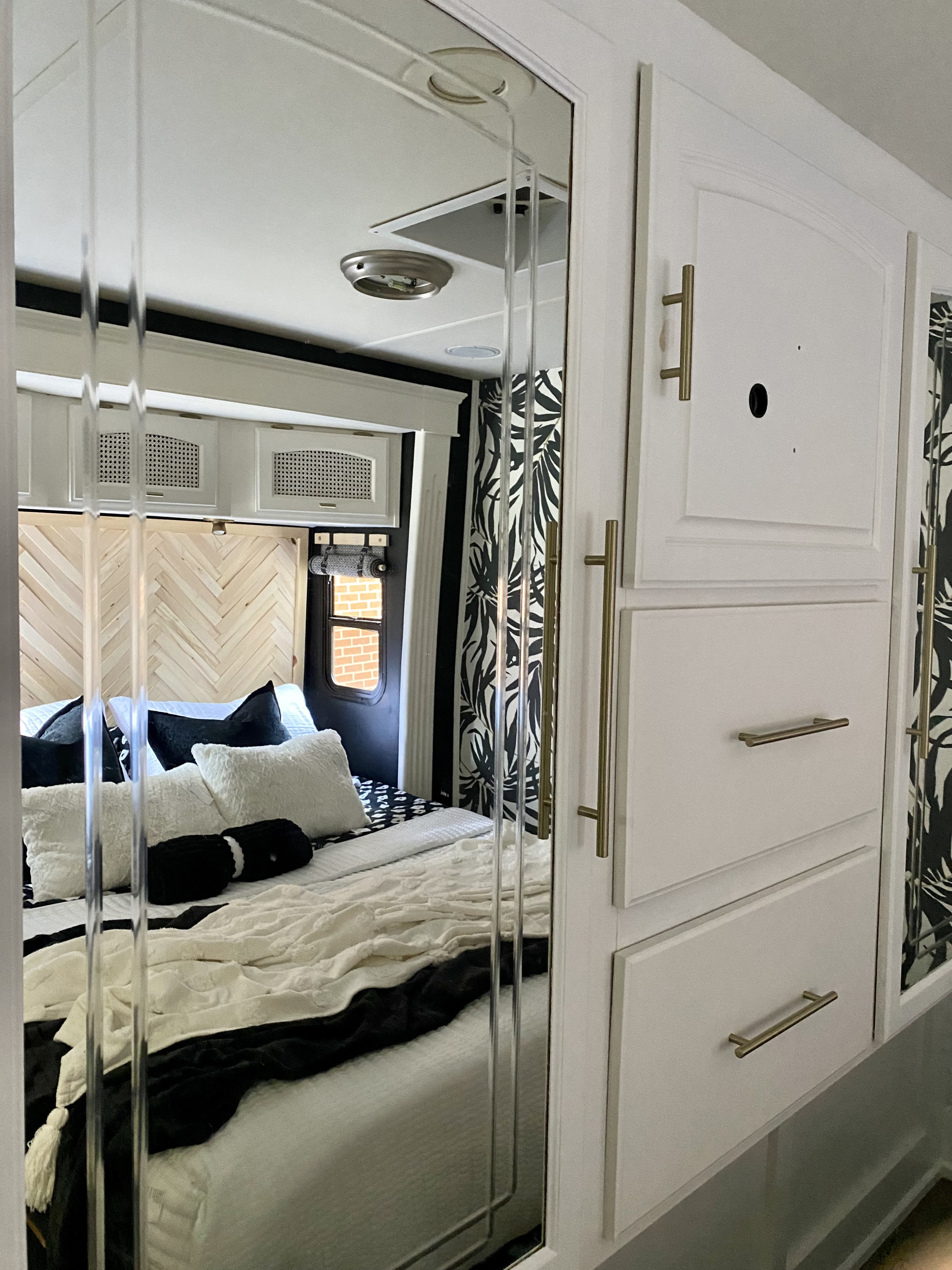 Bring your own bedding!  (Can include the bedding shown as an add-on for a fee).  . Jayco Melbourne 2007