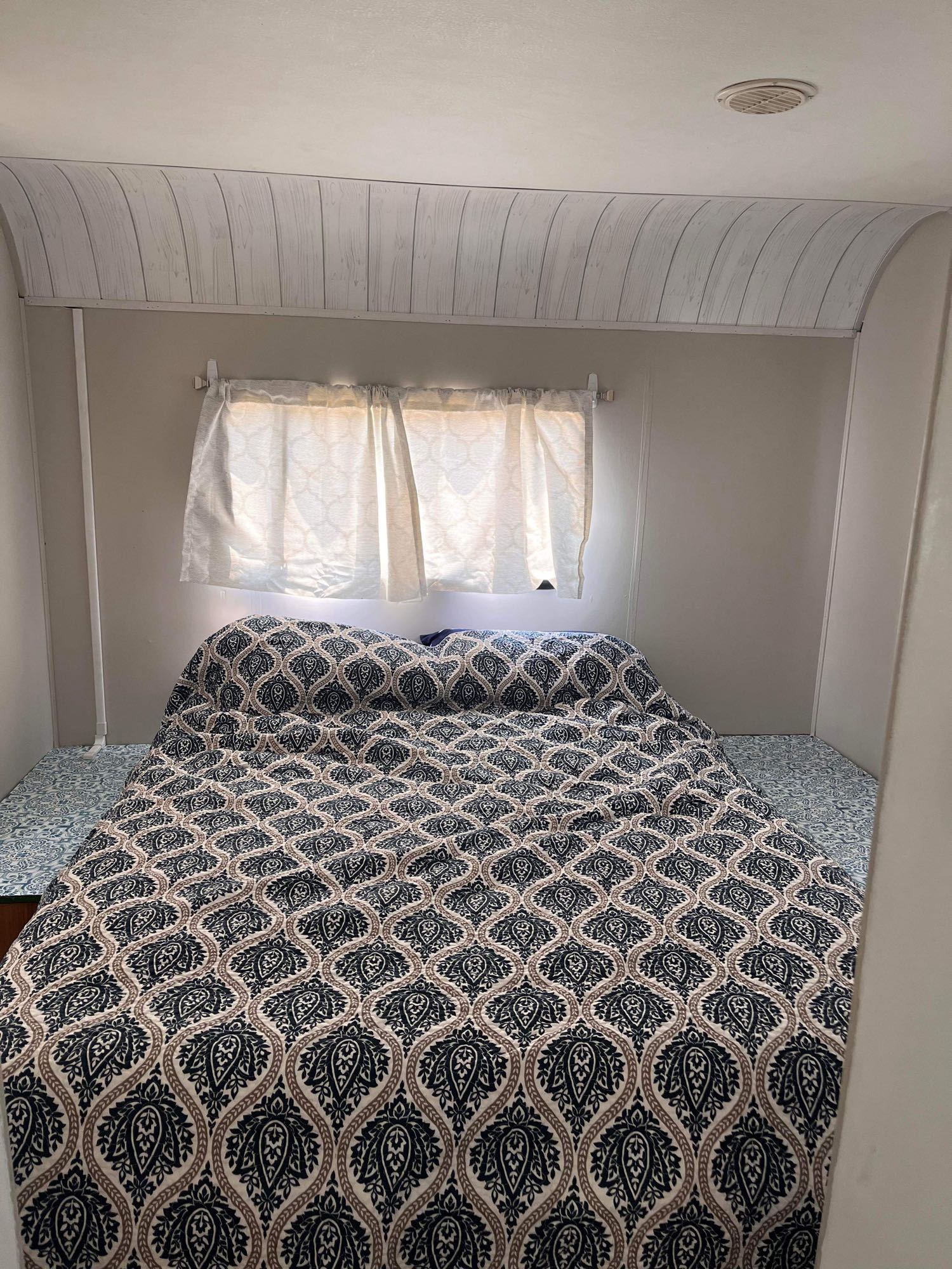 Has light filtering curtains for privacy and to keep those early morning rays down if you want to sleep in.. Coachmen Leprechaun 2000