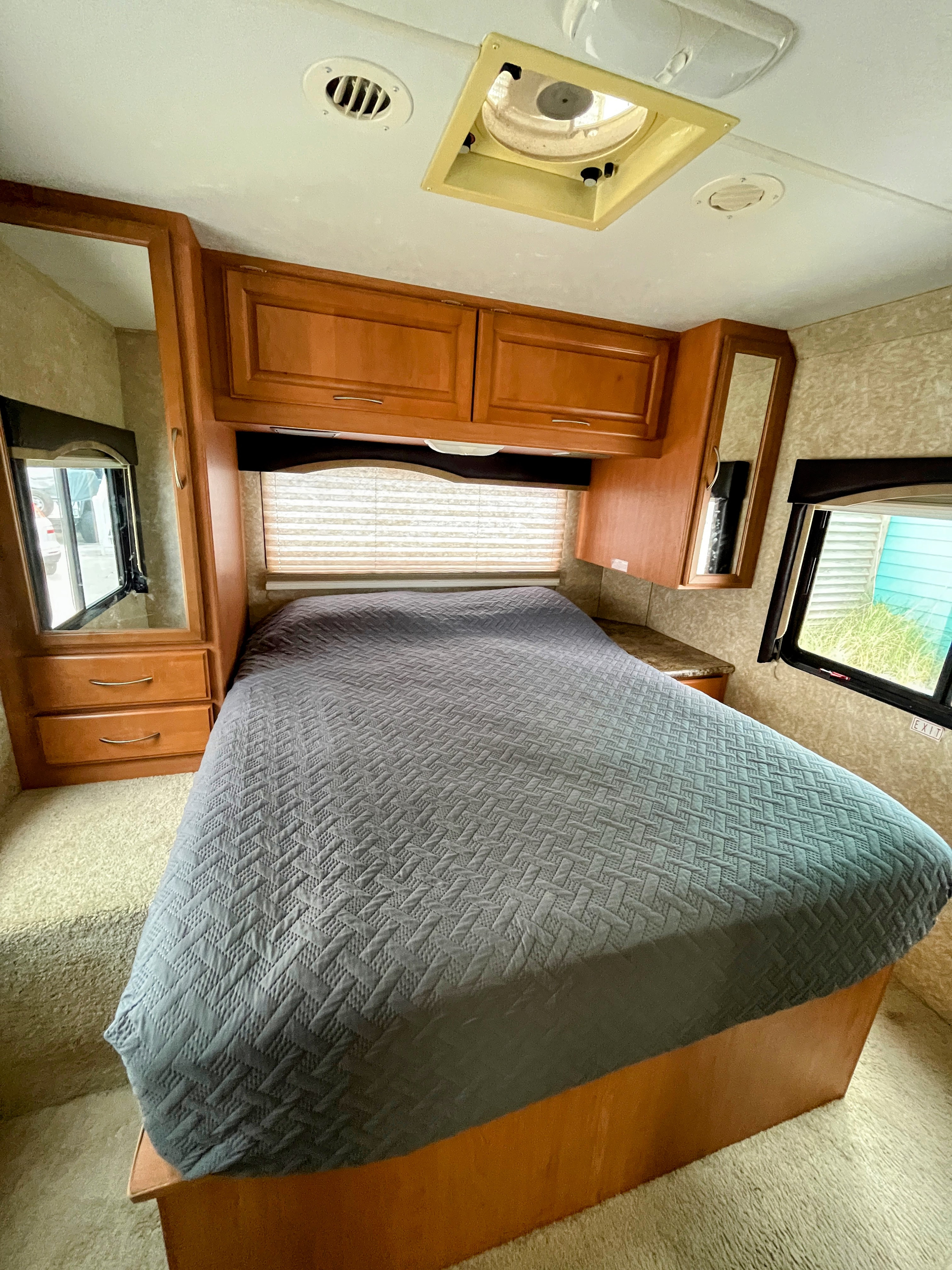 Queen Bedroom. Four Winds Four Winds Motorhome 2011