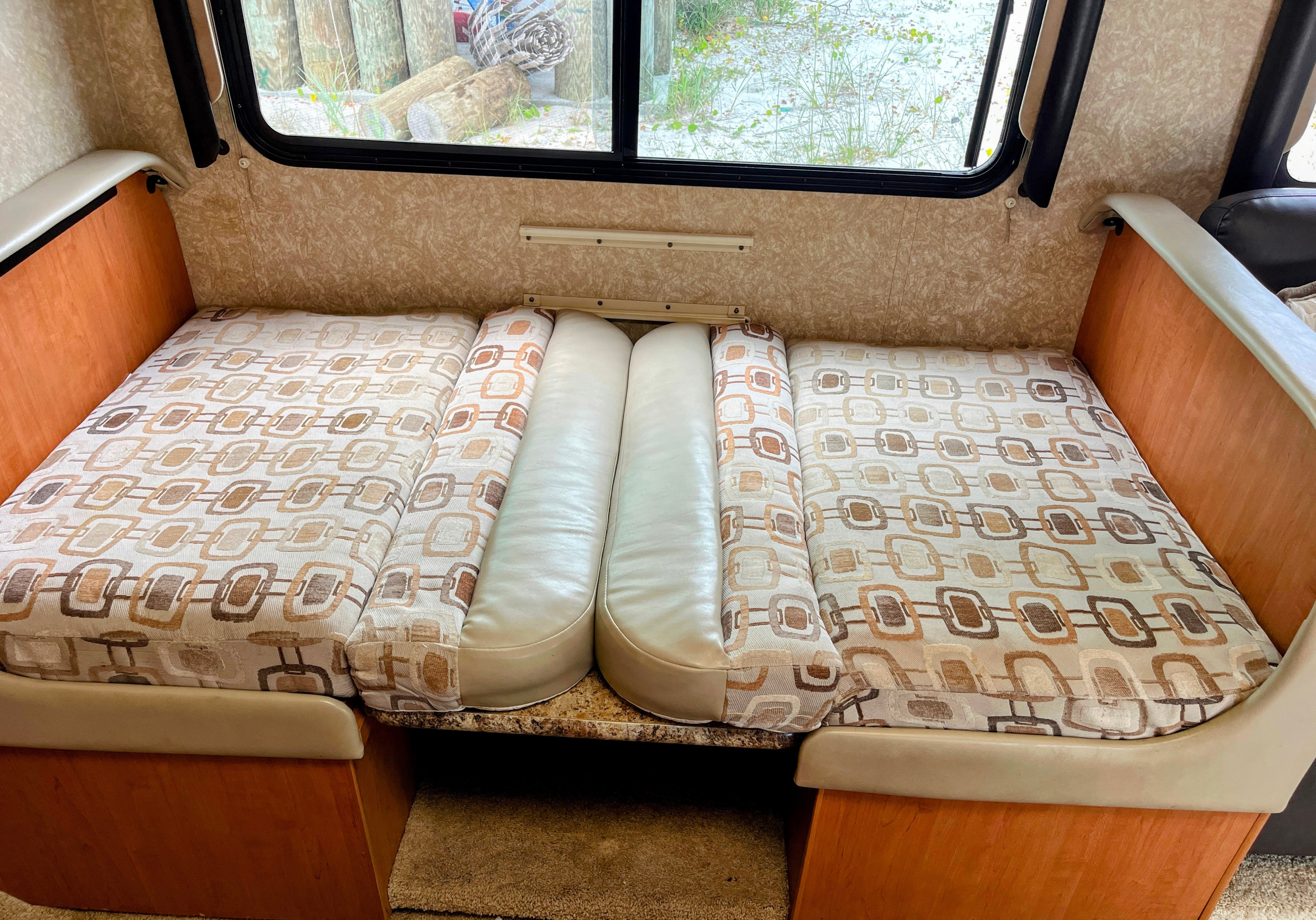 Dinette Sleeper. Four Winds Four Winds Motorhome 2011