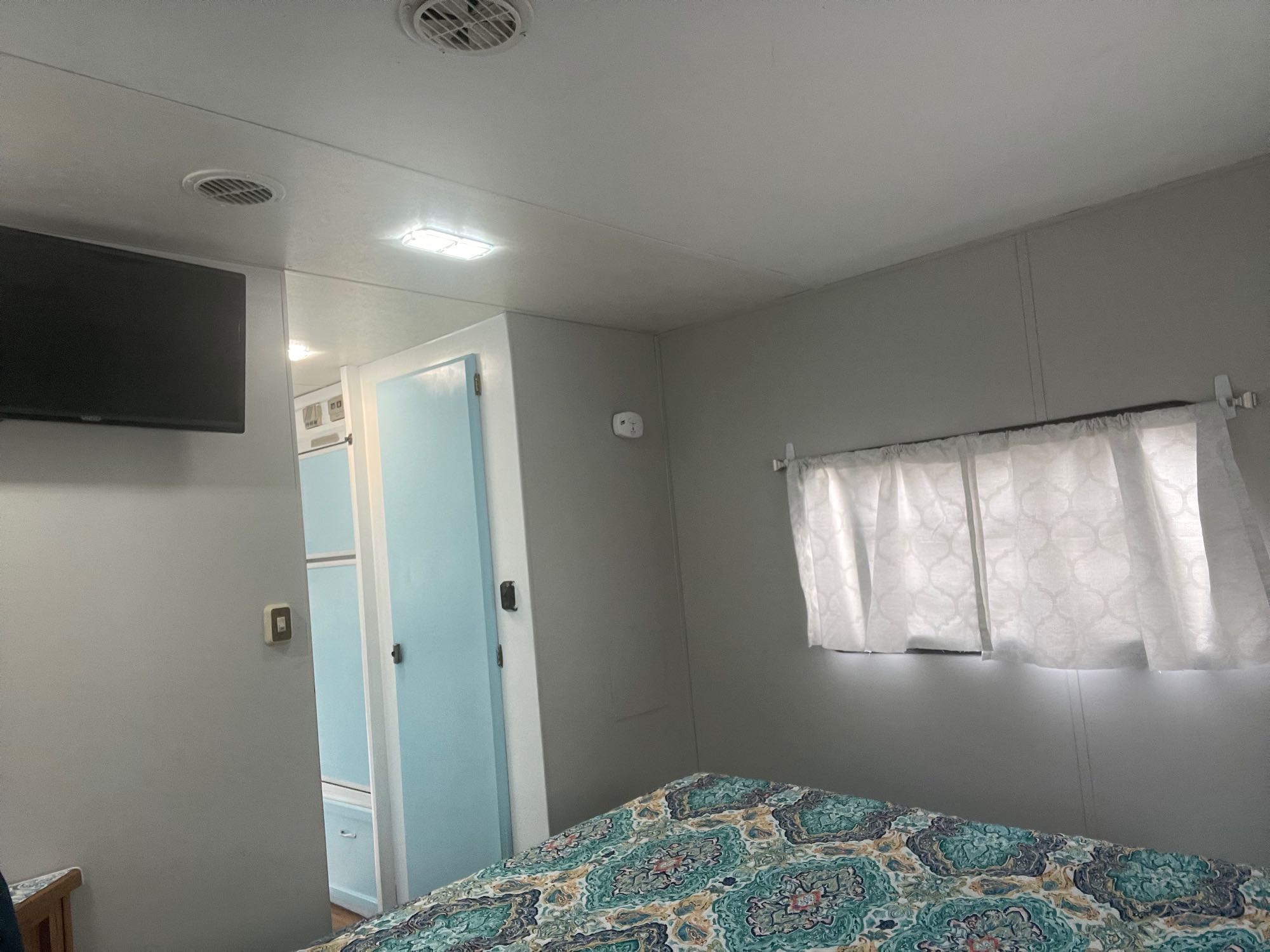 Explore this cozy RV rental bedroom. Features a patterned. Coachmen Leprechaun 2000
