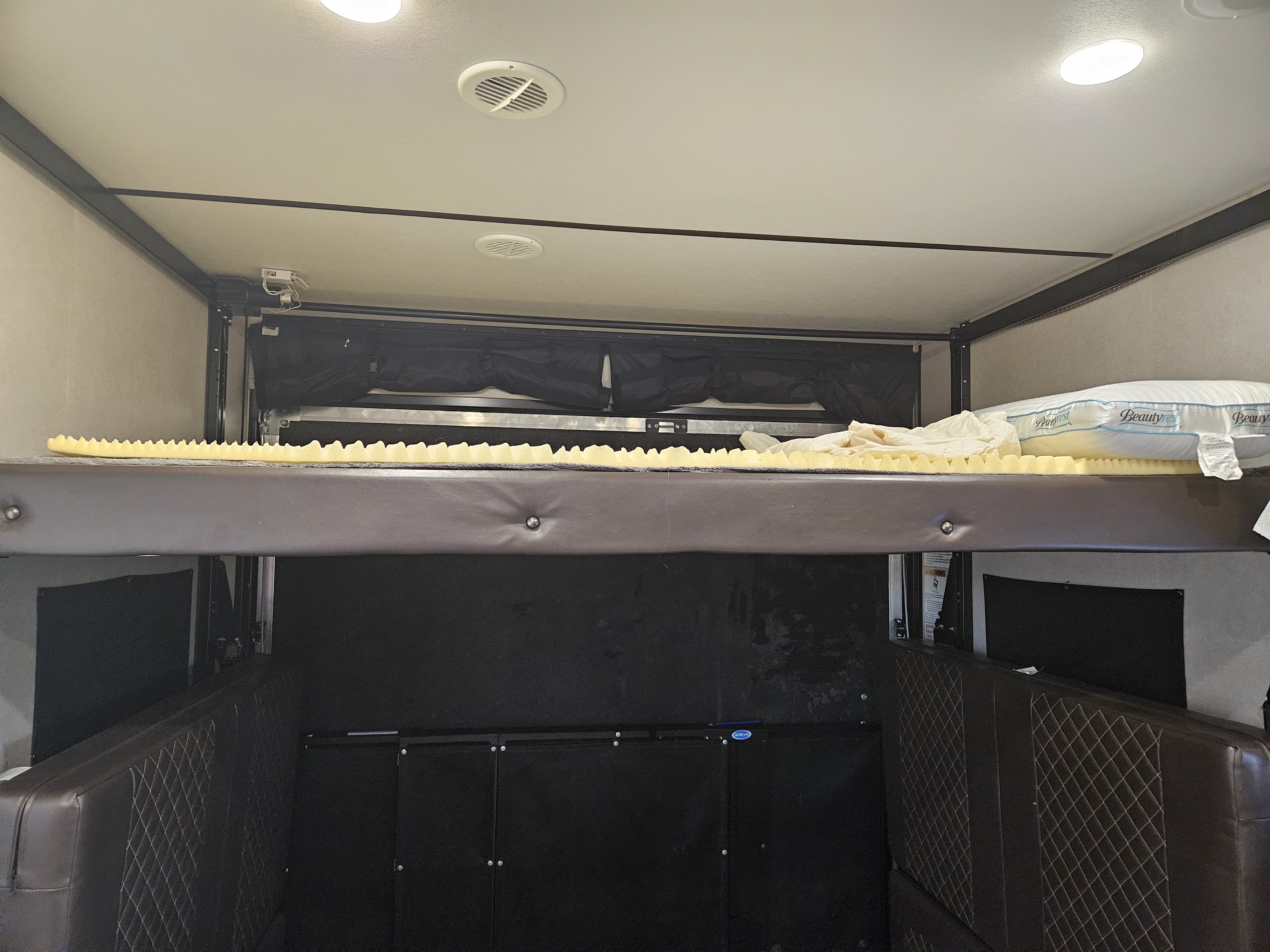 Loft bed with motor lift. Forest River Micro-Lite 2020